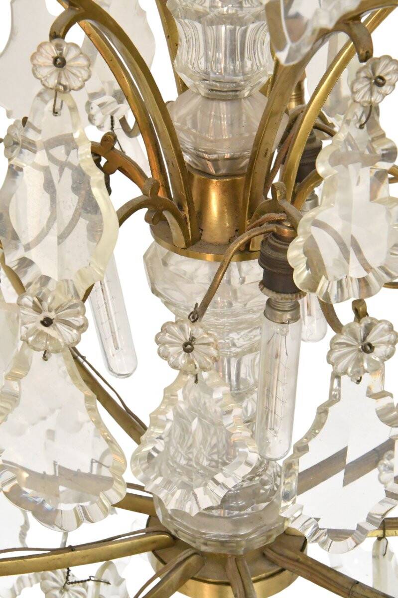 Important gilded bronze chandelier with pendants in the Louis XV style.