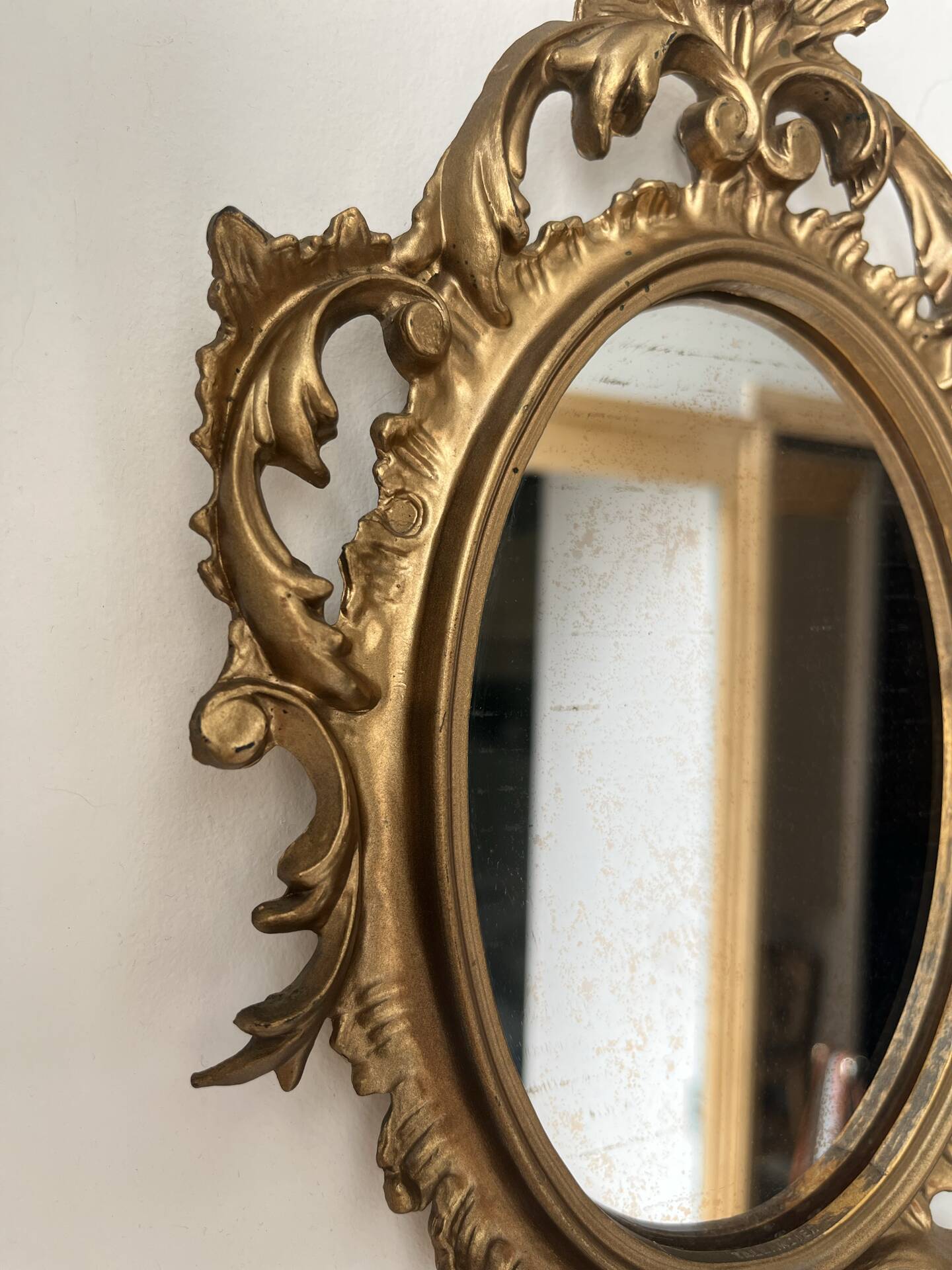 Petit miroir ovale signé Tallandier en laiton doré style Rococo – 30x2