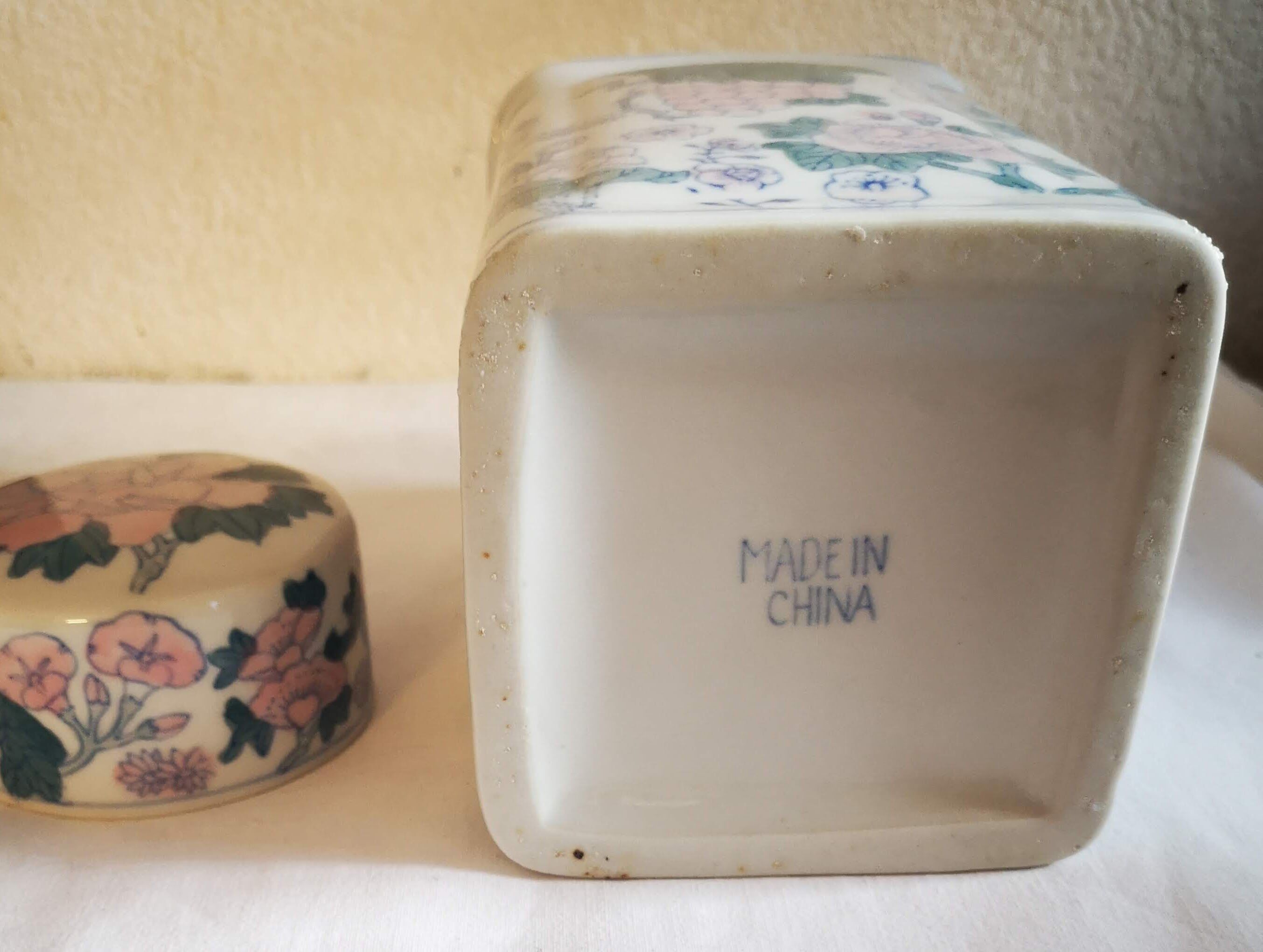 Pharmacy pot in earthenware decoration flowers