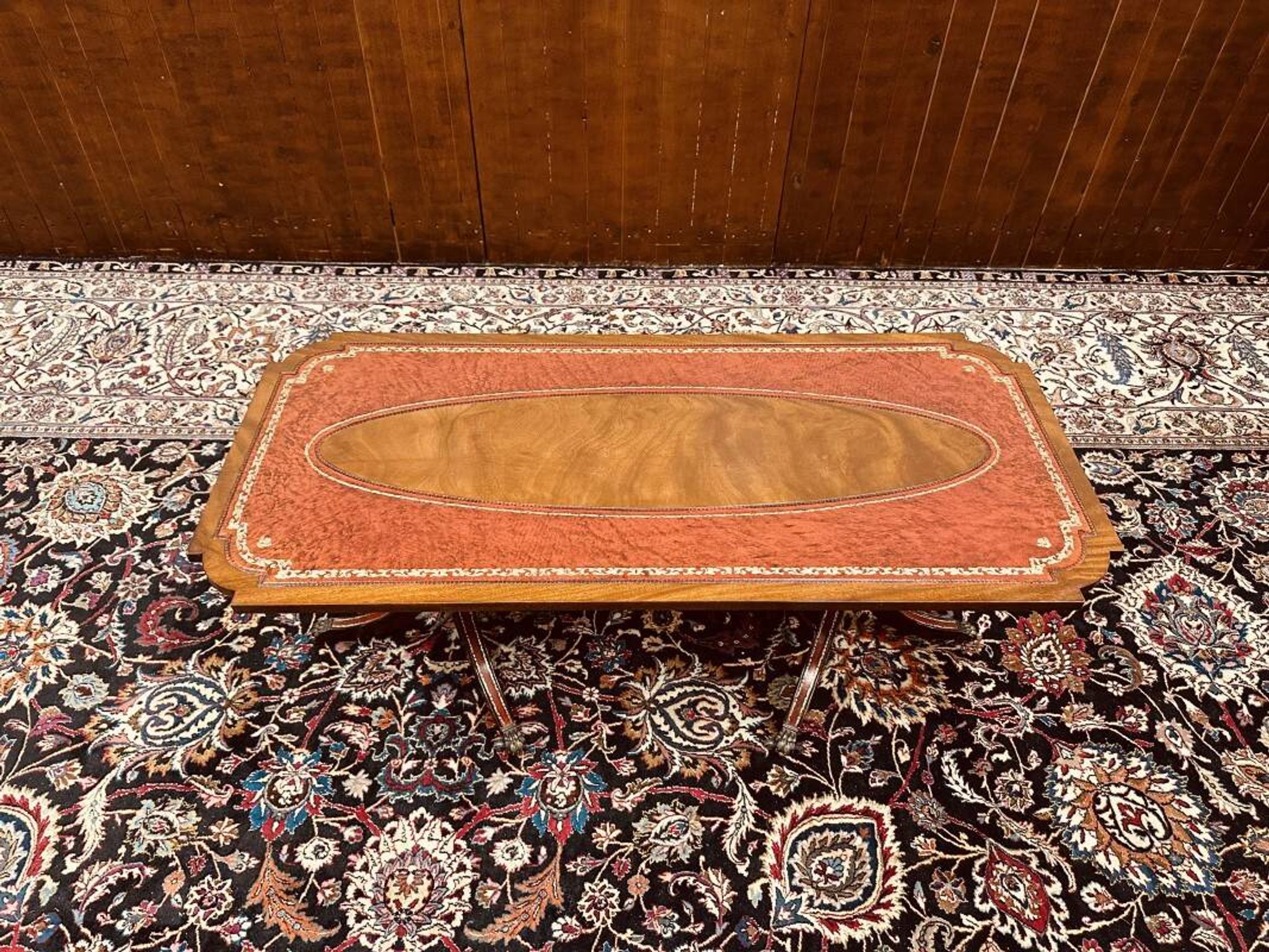 Table basse Chesterfield anglaise antique avec plateau en cuir