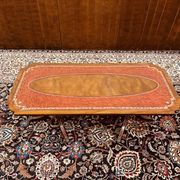 Table basse Chesterfield anglaise antique avec plateau en cuir
