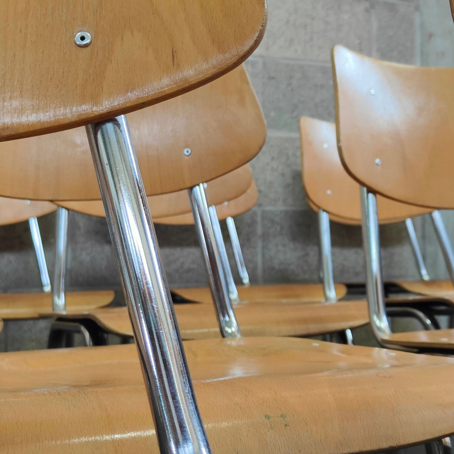 Lot de 22 chaises d'école tchèque " Kovonax" chrome et bois 1950