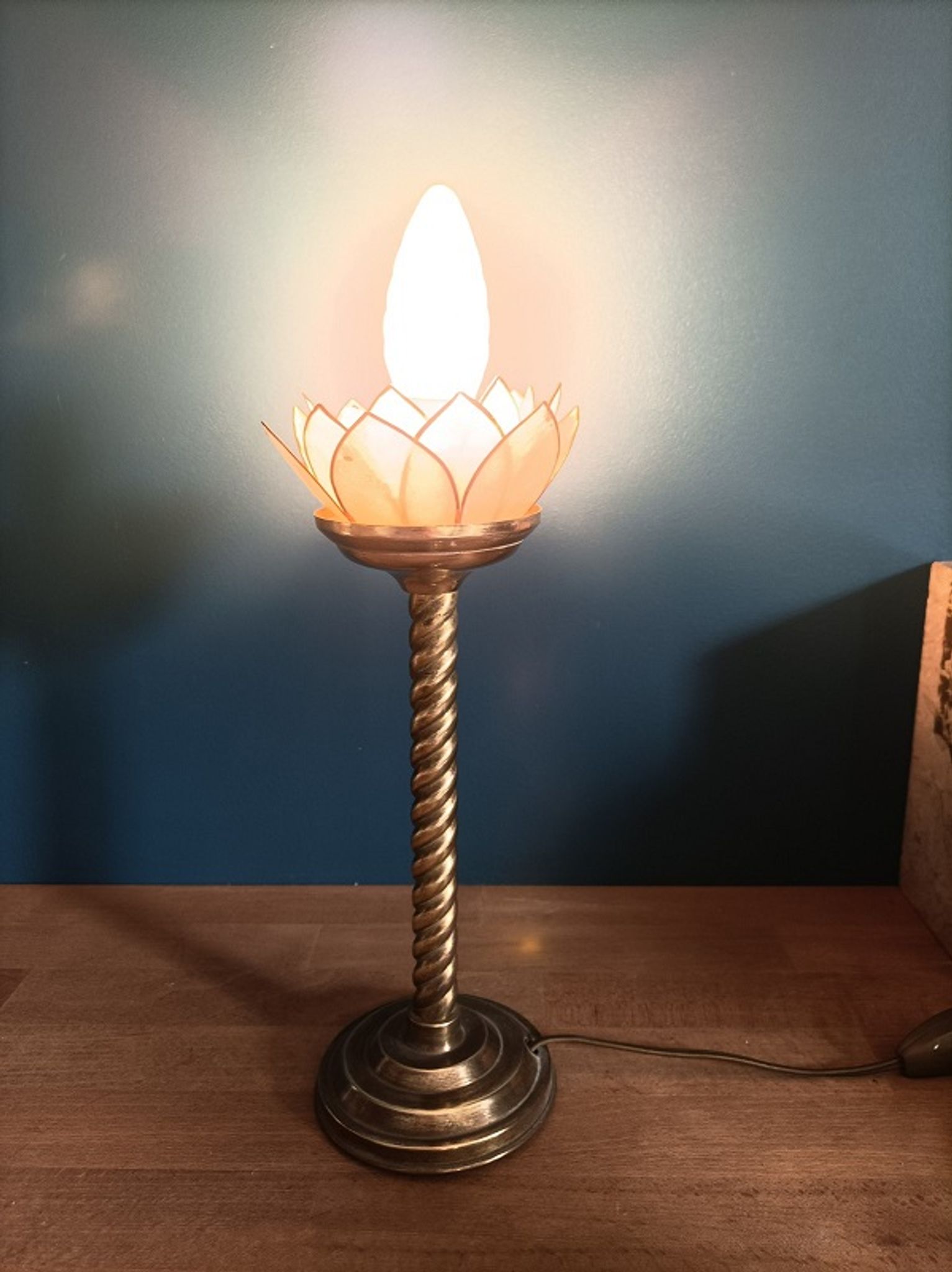 Bedside lamp flower lotus mother-of-pearl base brass