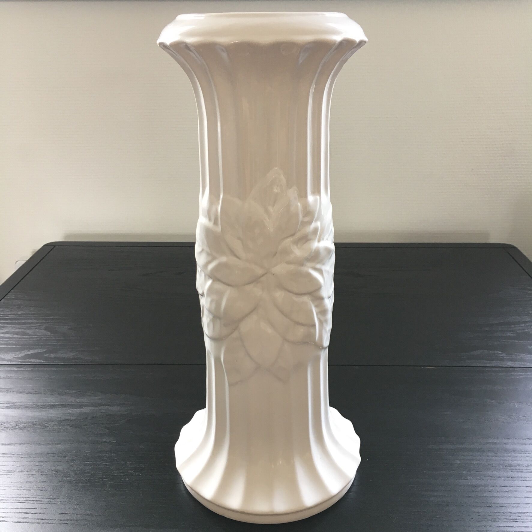 Earthenware column with floral decoration