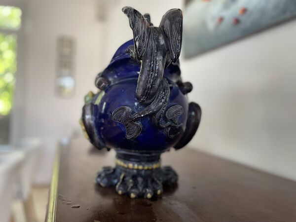 Grande jardinière / cache-pot ancien en céramique émaillée – décor d’oiseau