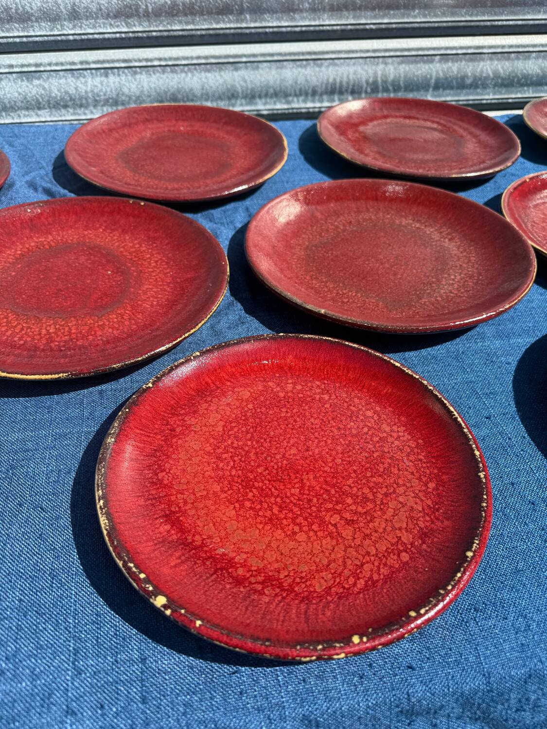 12 Assiettes en céramique sang de bœuf Chinoise des années 1950