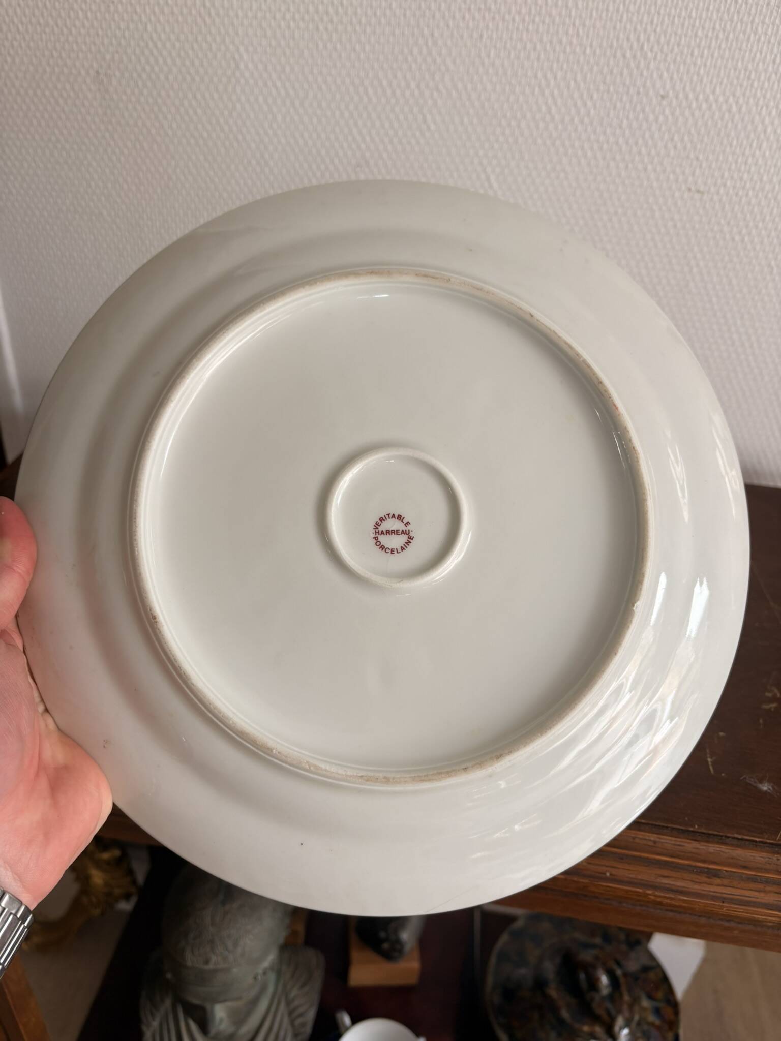 Plat en porcelaine de Limoges Harreau à bord godronné style néo-classique Louis XVI