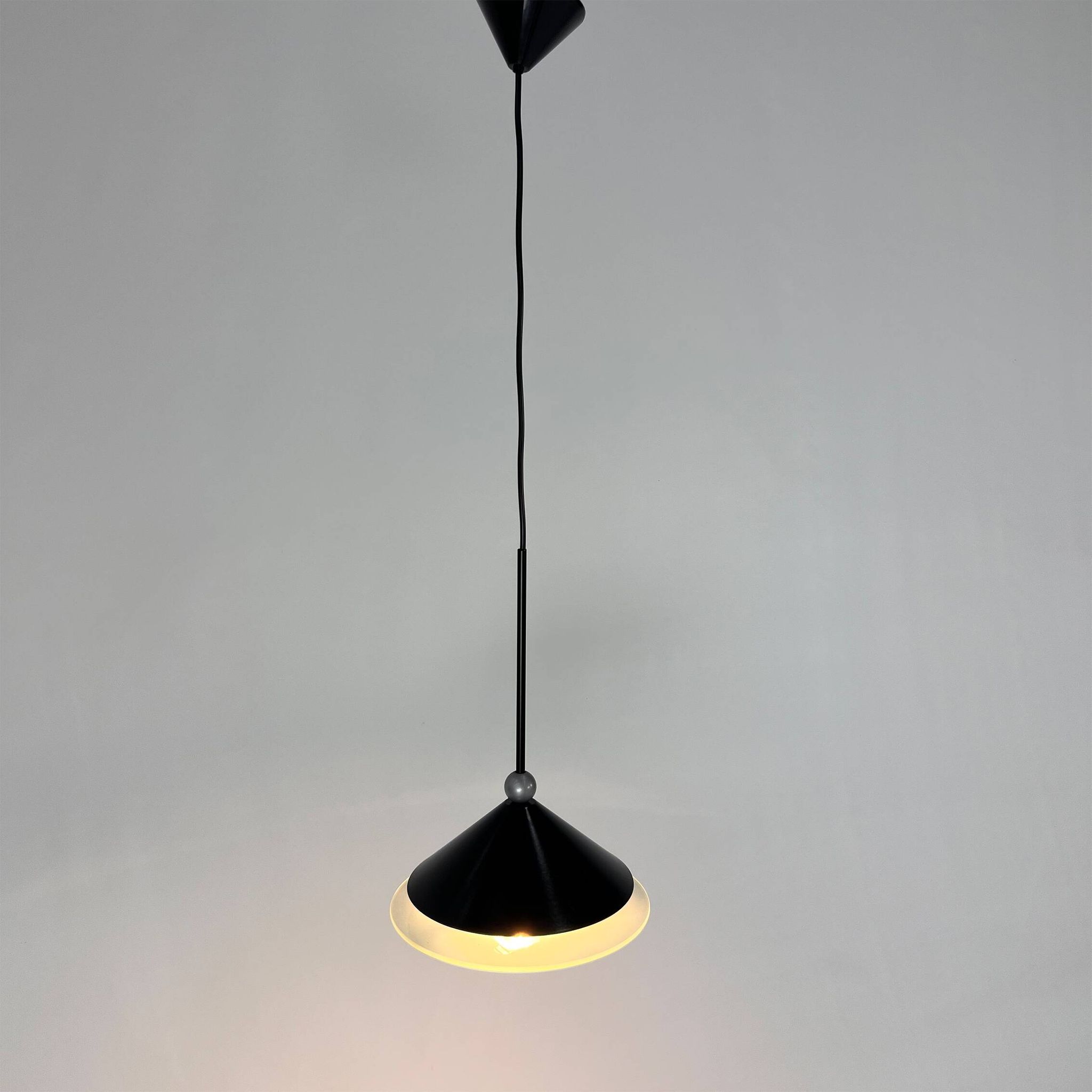 Suspension halogène postmoderne italienne, années 1980