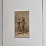Ensemble de 6 photographies anciennes montées, portraits studio du XIXe siècle