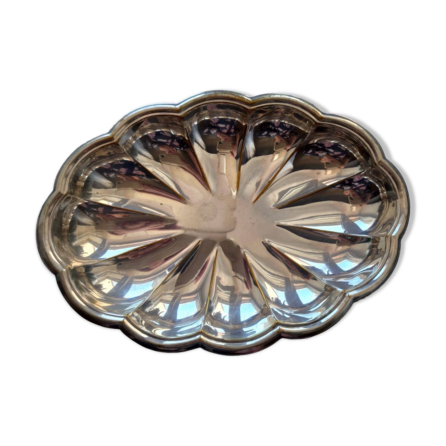 Metal tray with wavy edge
