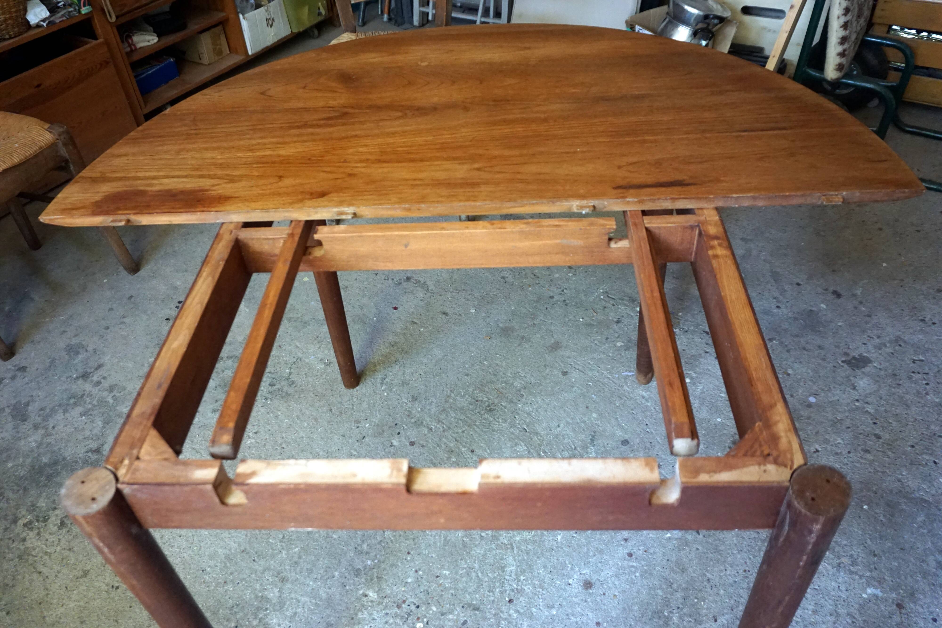 Elégante table ronde en teck avec rallonge