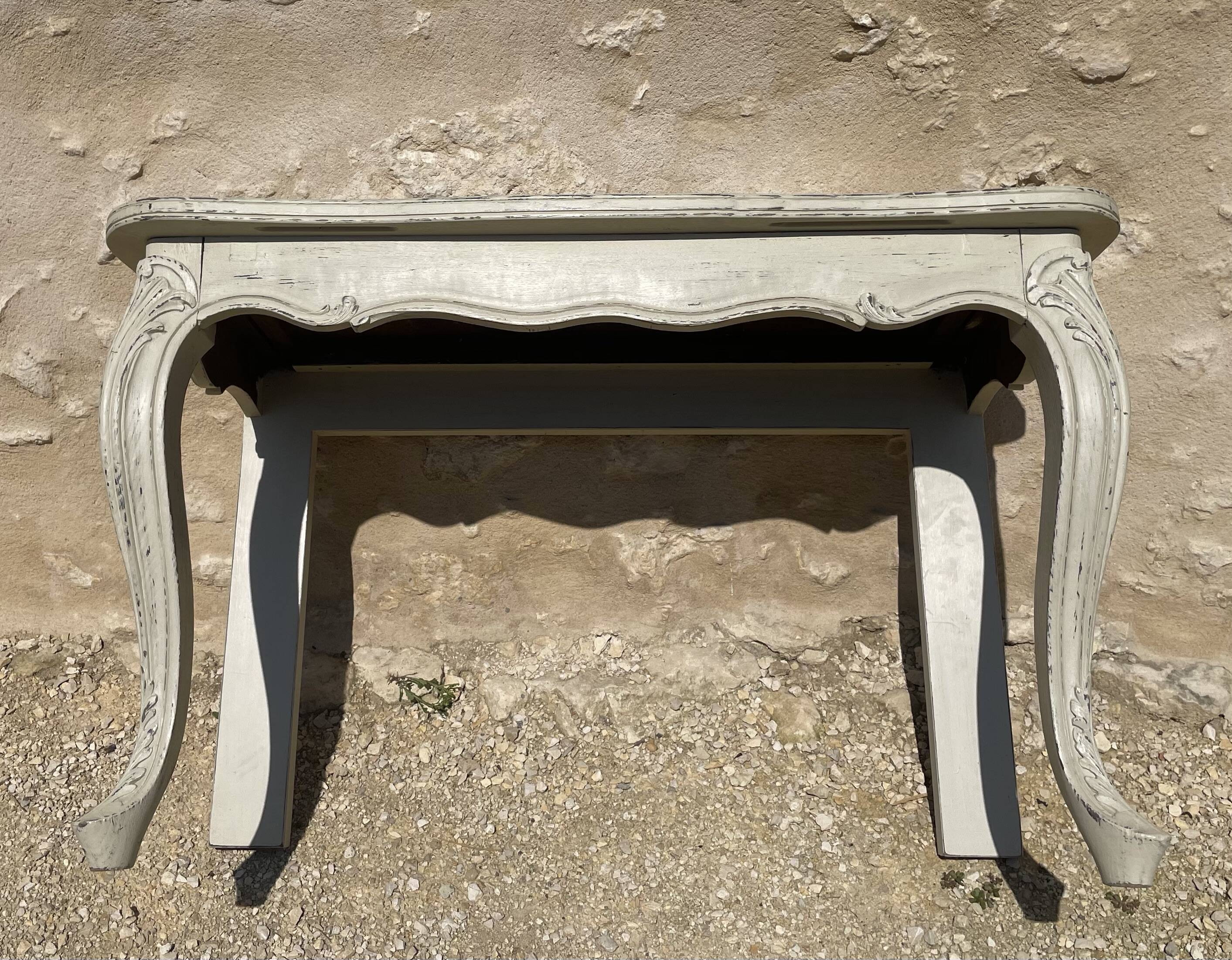 Console de style Louis XV patinée beige et cirée