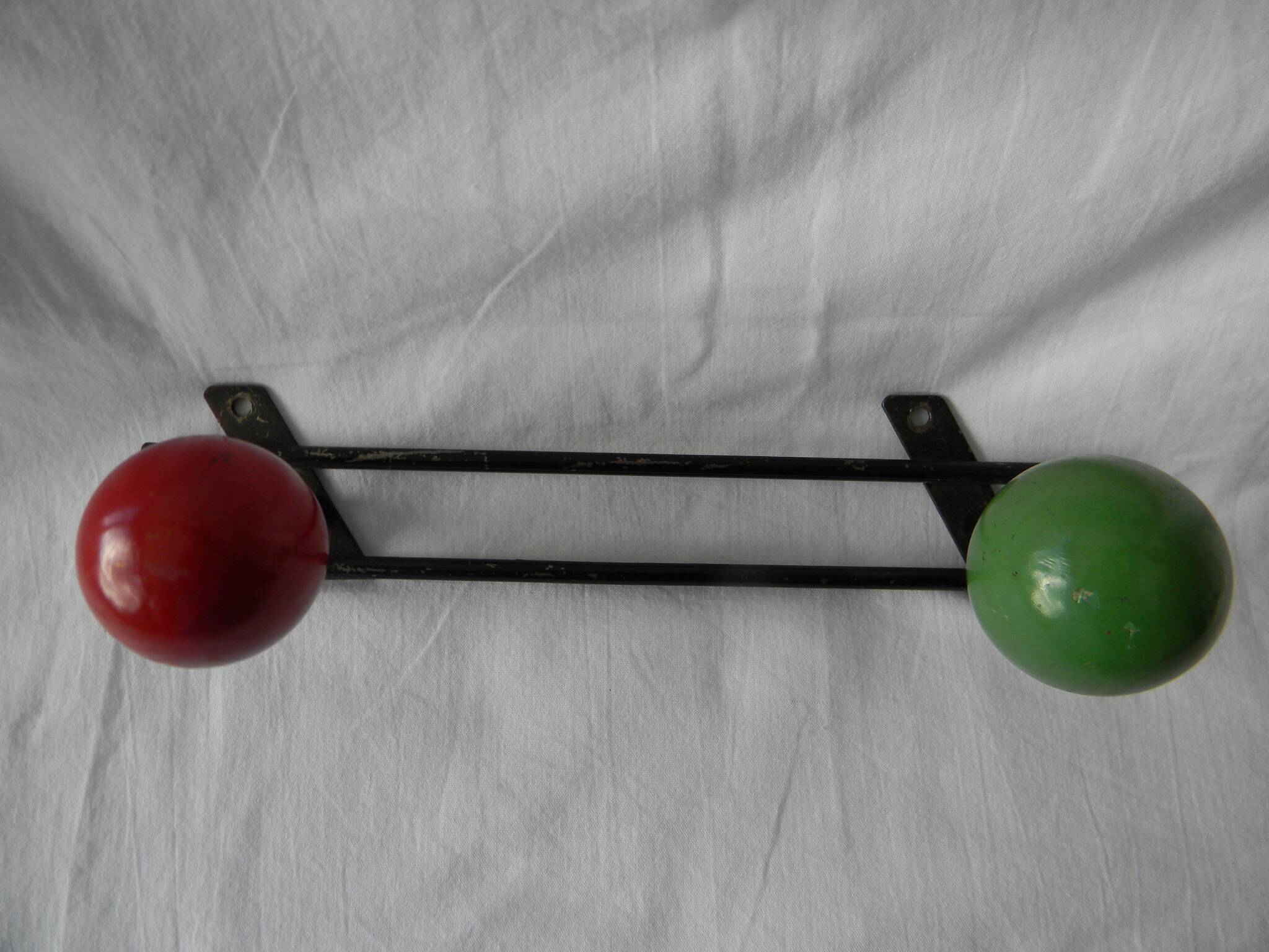 Petit porte manteau mural en fer forgé boules en bois.