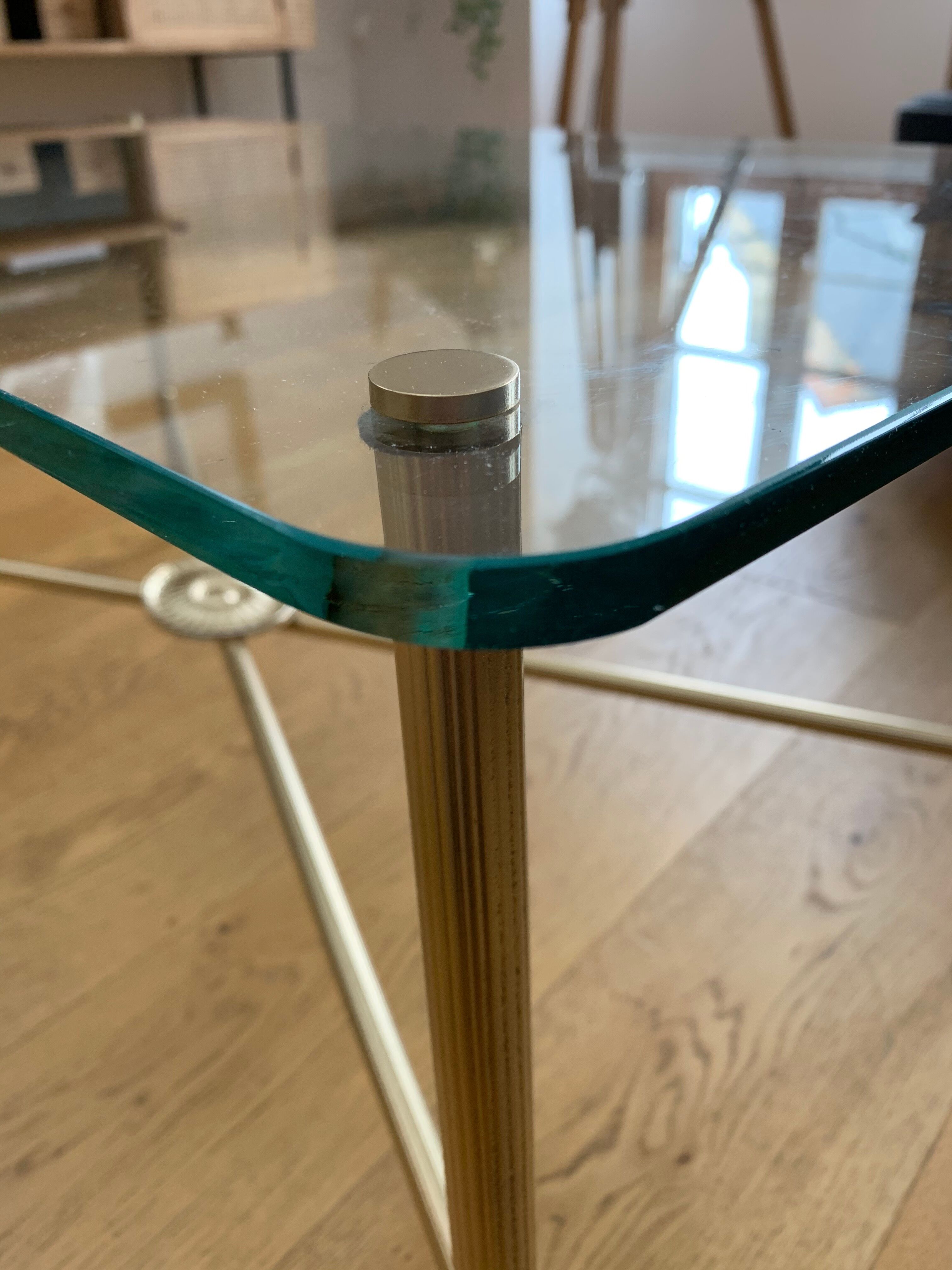Table basse en verre avec structure métal doré