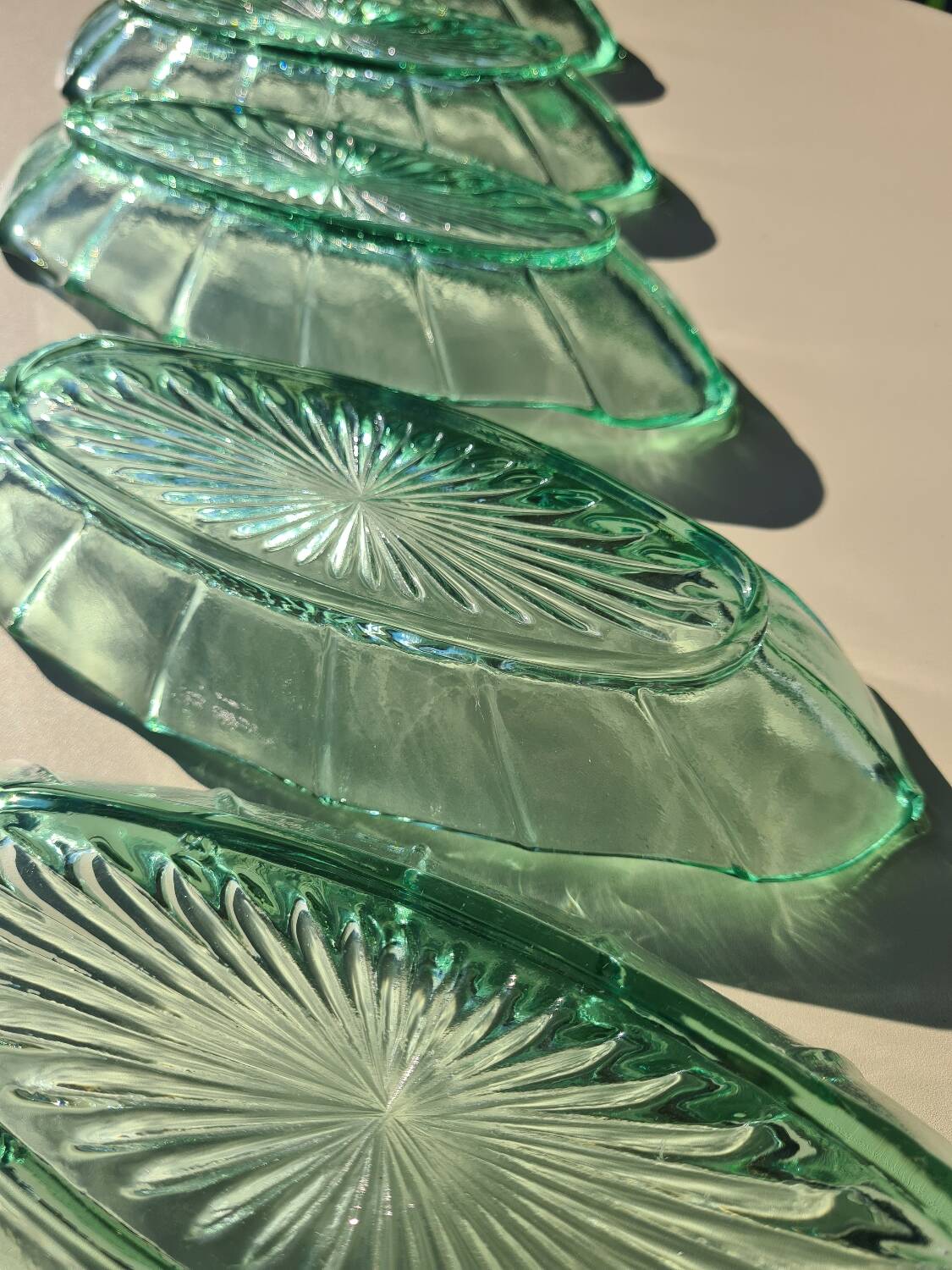 Ensemble de 5 petits plats en verre
pressé vert - Style Art Déco / Vin