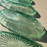Ensemble de 5 petits plats en verre
pressé vert - Style Art Déco / Vin