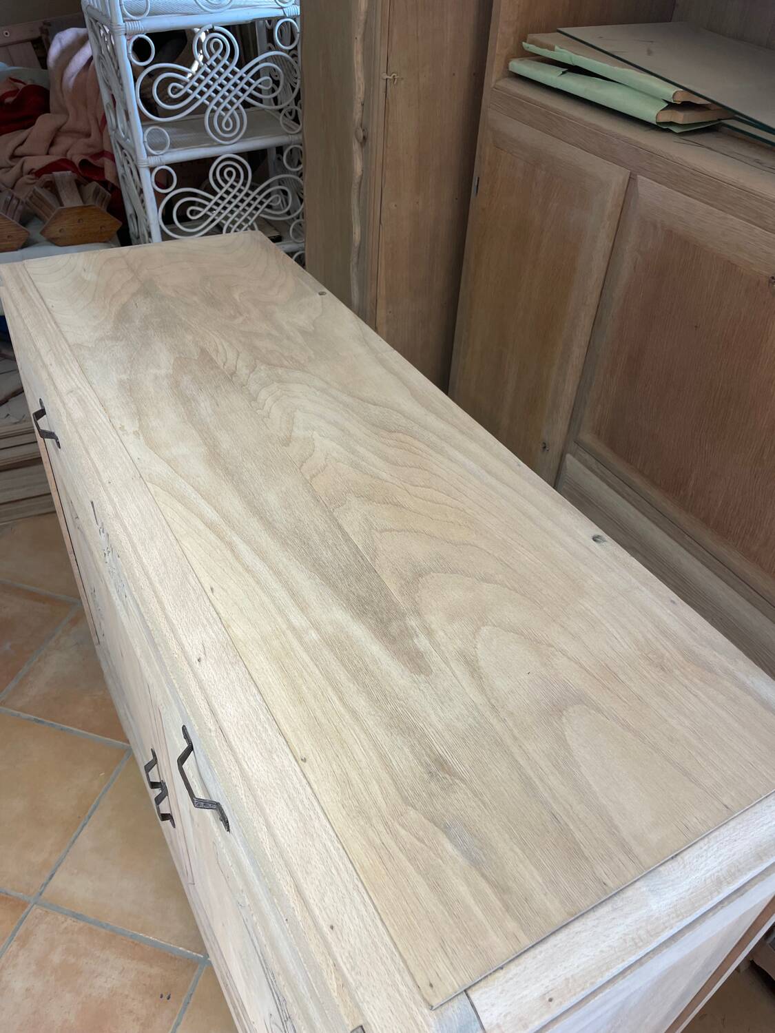 Buffet en hêtre massif sculpté – aérogommé, décapé, sablé