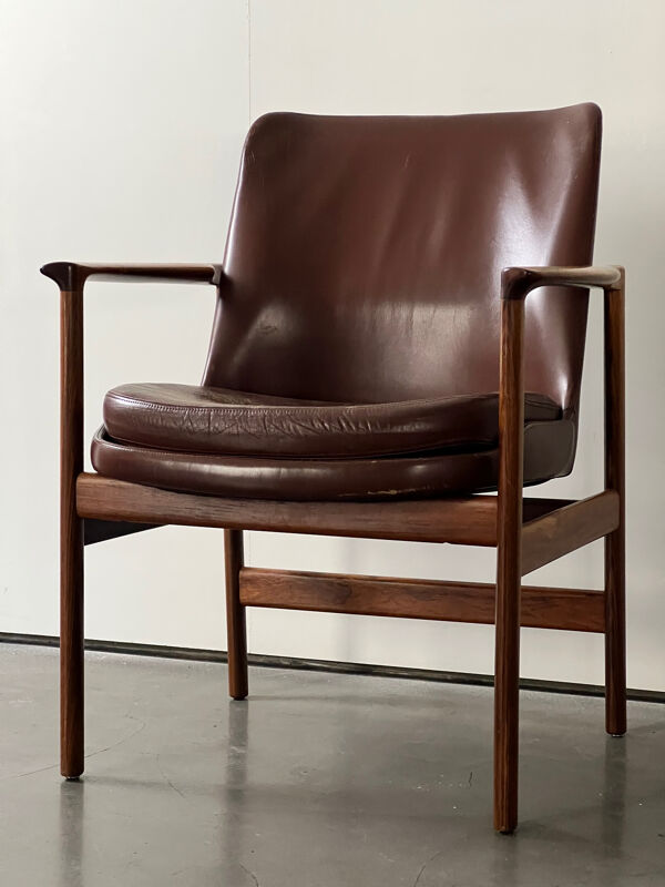 Fauteuil en cuir et bois de Ib Kofod Larsen
