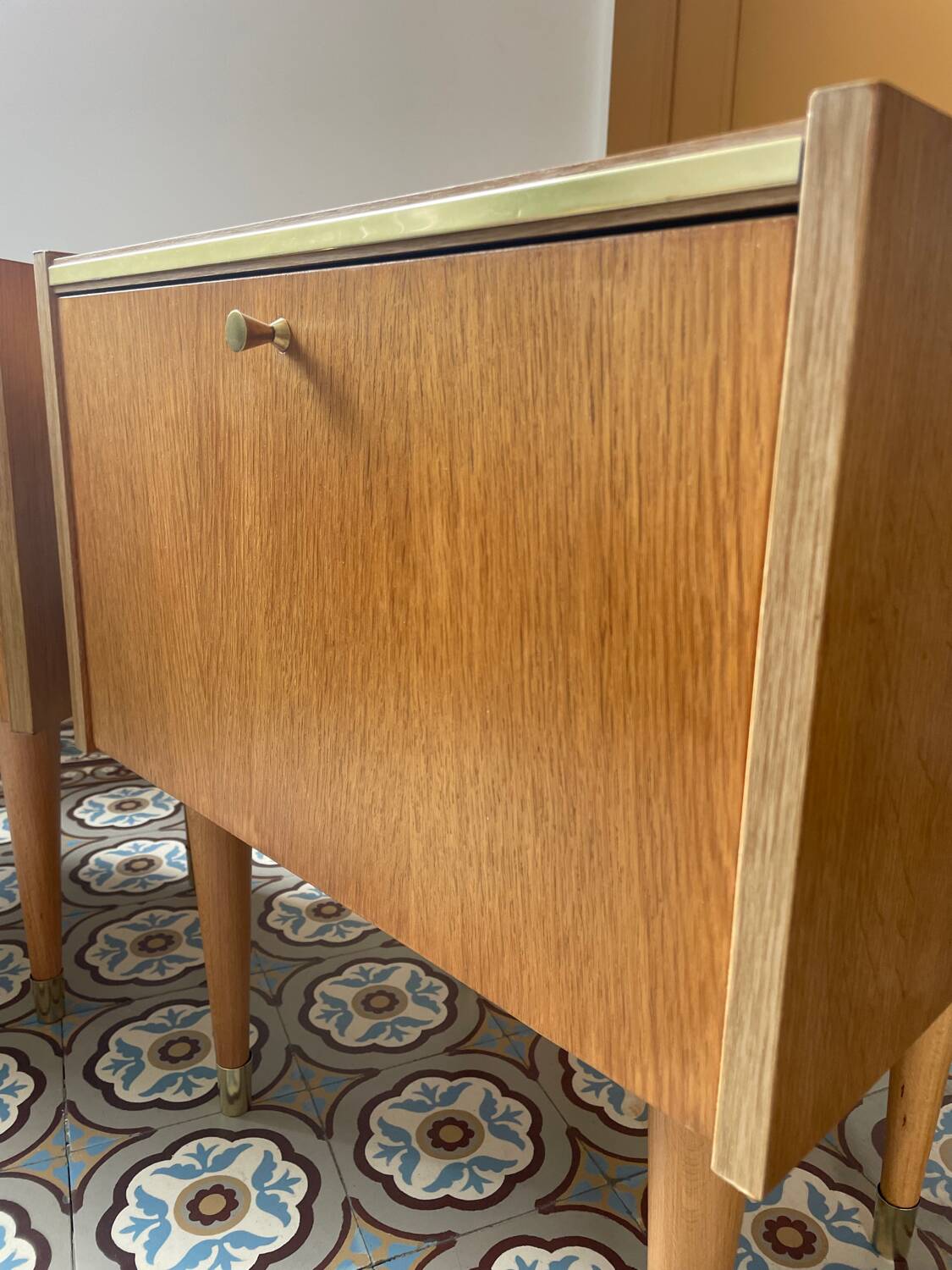 Paire de chevets en bois SEMB vintage – pieds compas & laiton doré