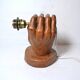 Applique main en bois sculpté