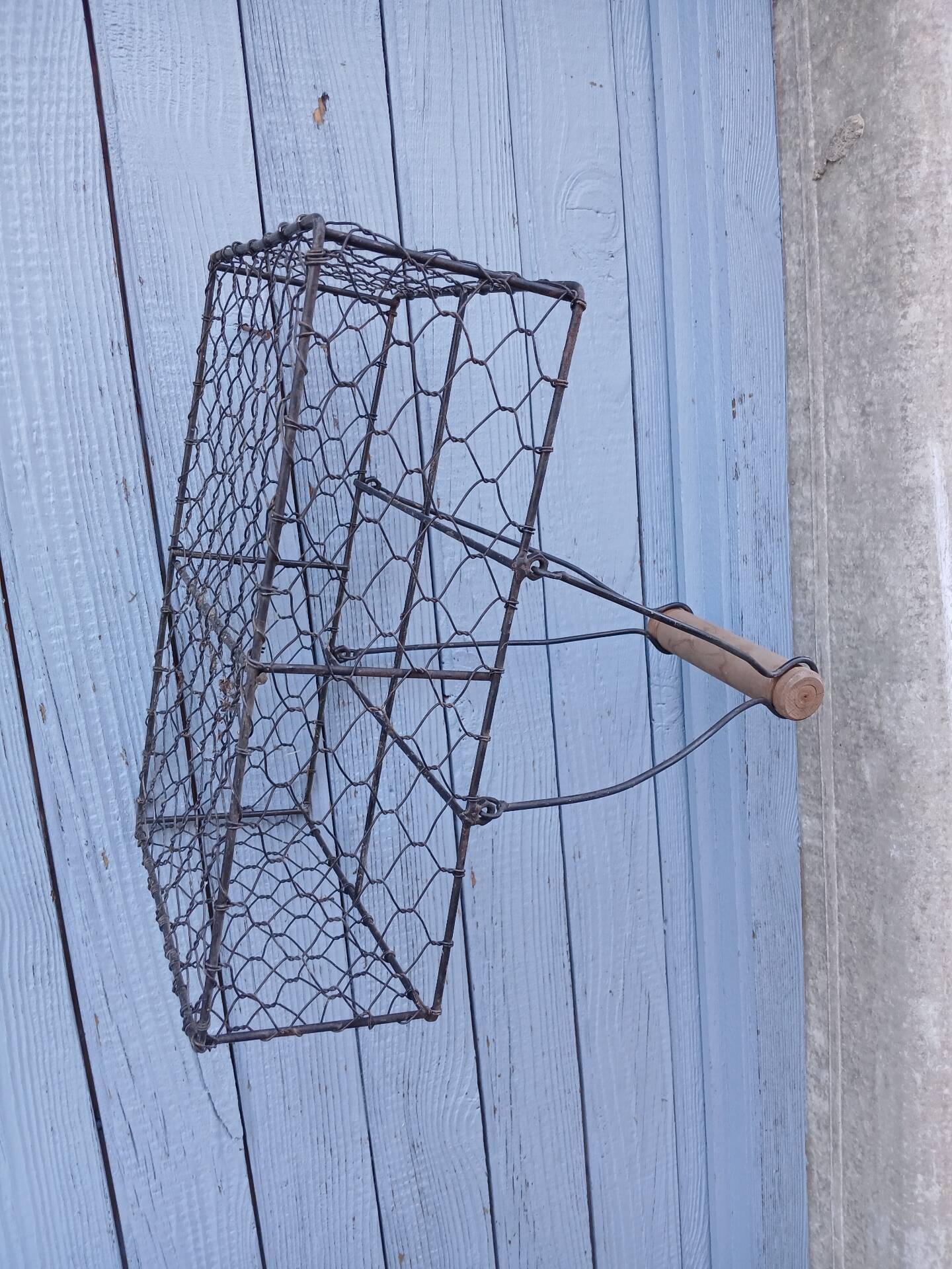 Wire mesh basket