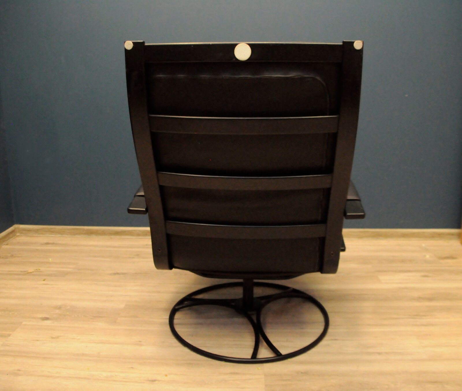 Modern armchair in black leather Gota Mobler