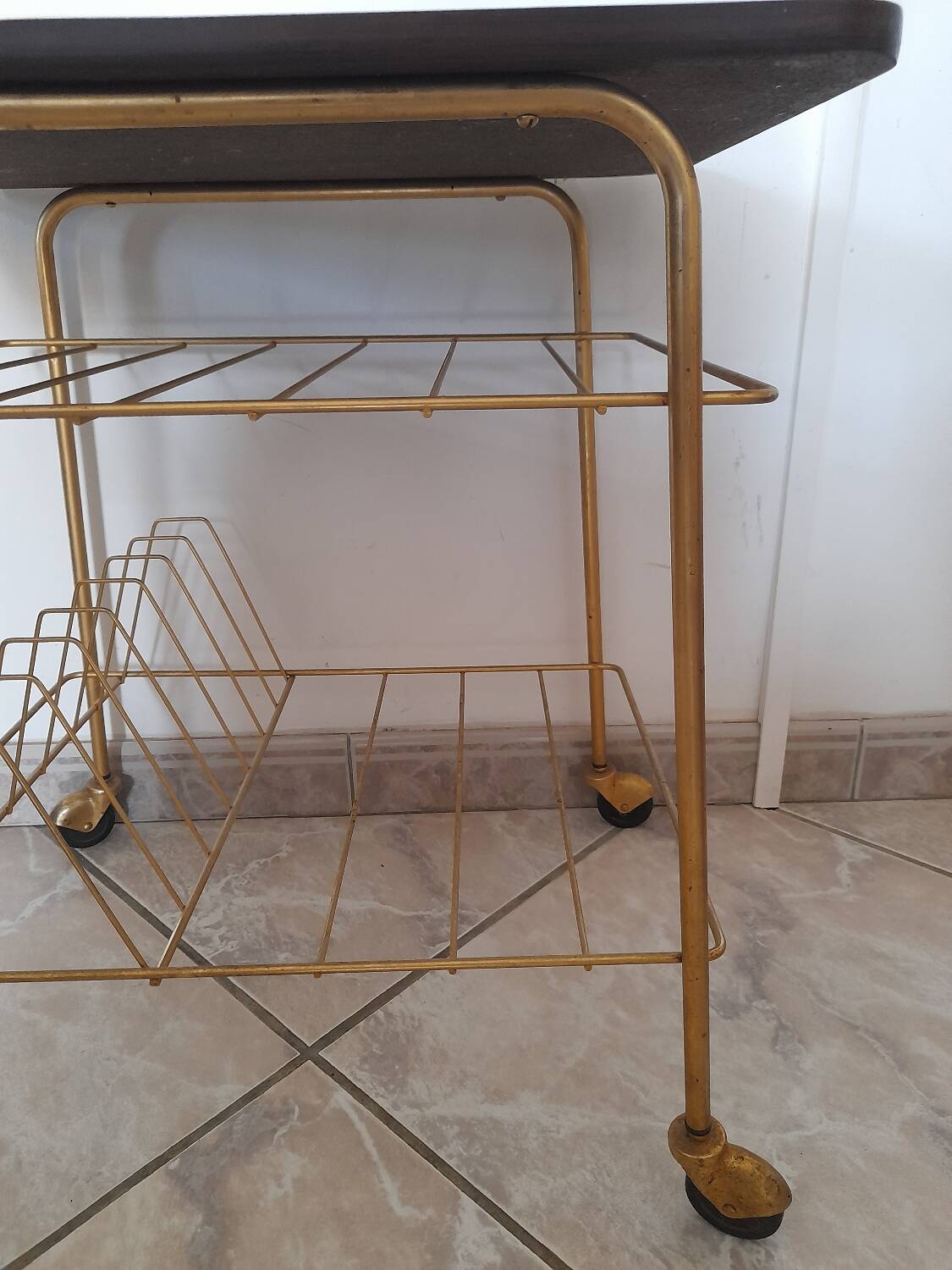 Table roulante - porte-vinyle en formica et métal doré