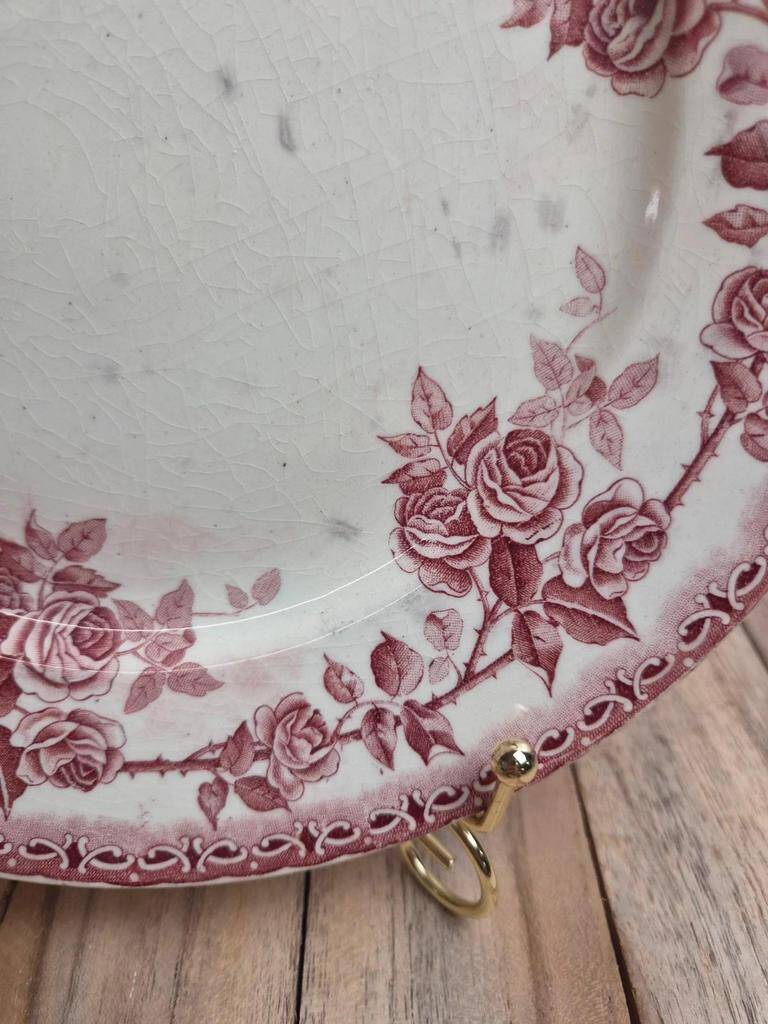 Flat plate ironstone H. Boulenger Choisy-le-roi Paris model – burgundy roses