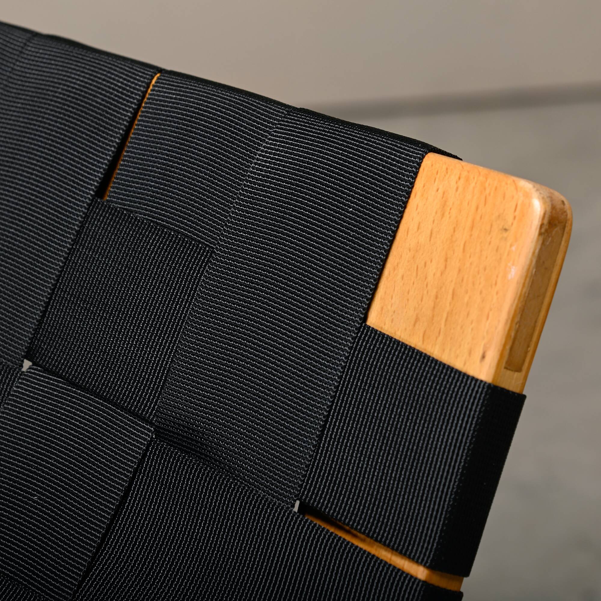 Fauteuil et pouf Bruno Mathsson Pernilla en bois de hêtre et sangles