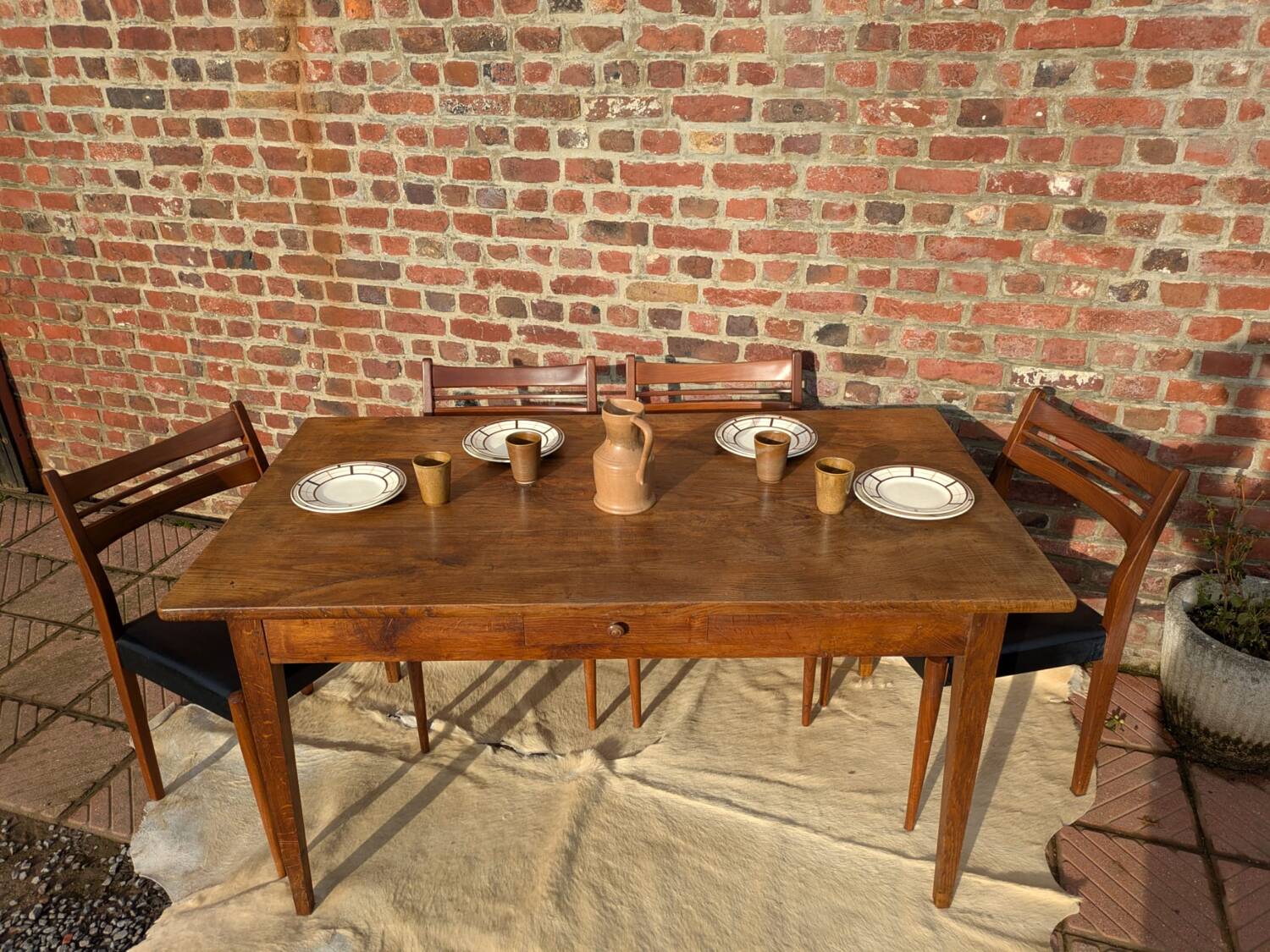 Desk table
