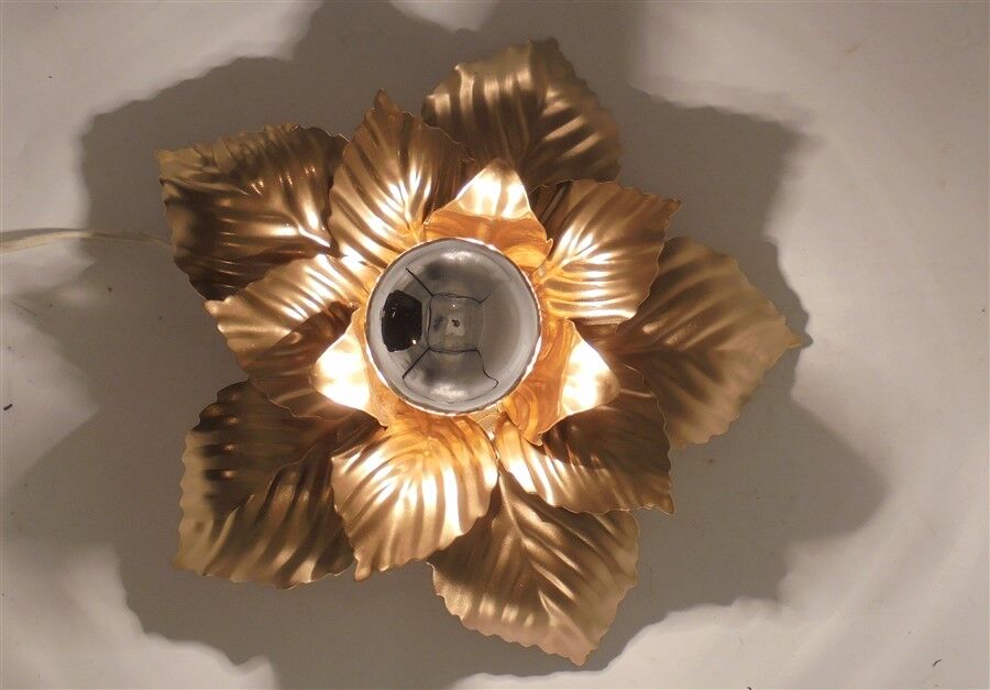 Golden flower wall lamp