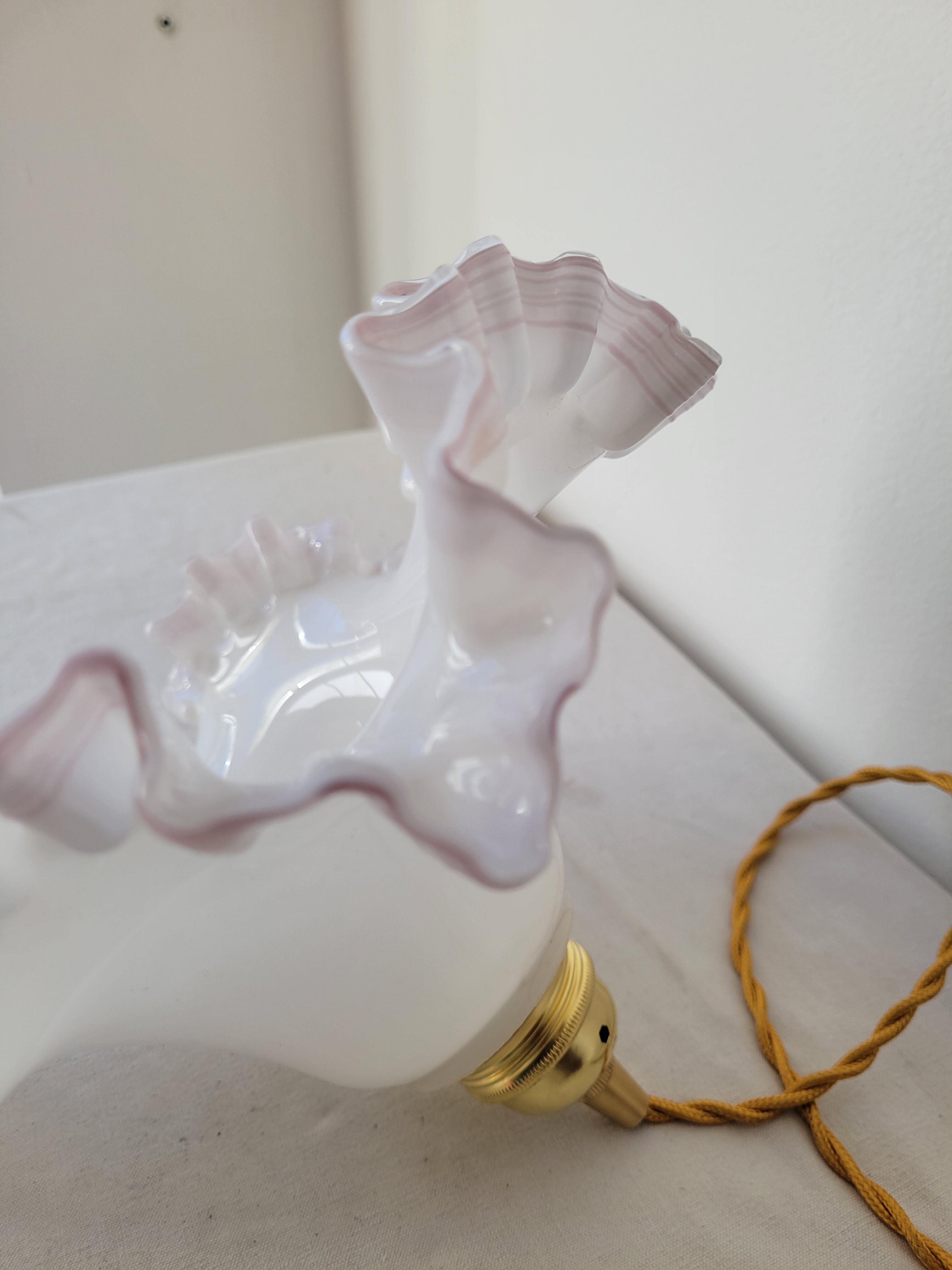 White and pink opaline suspension