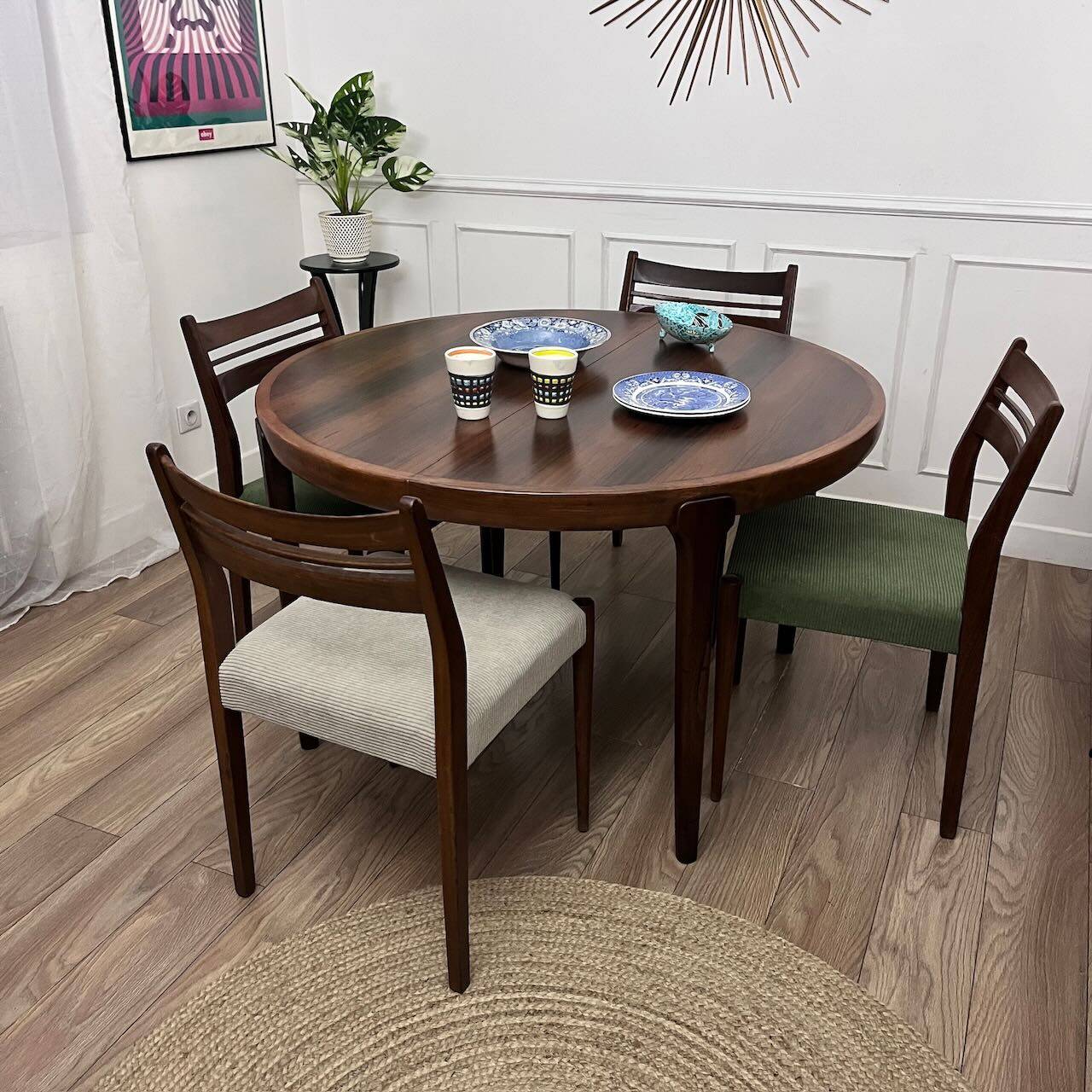 Dining table in rosewood, for 4 to 6 people.