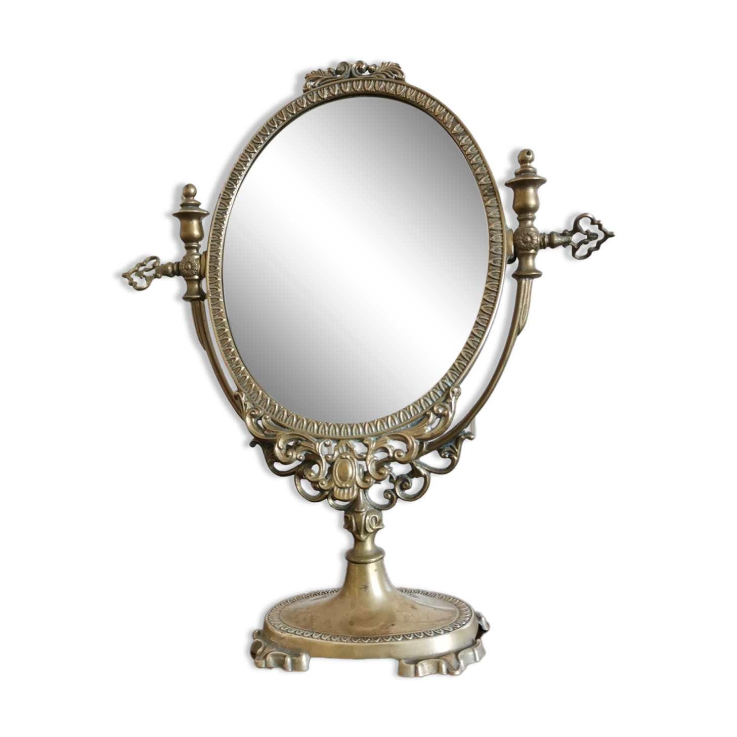 Oval mirror on psyche stand