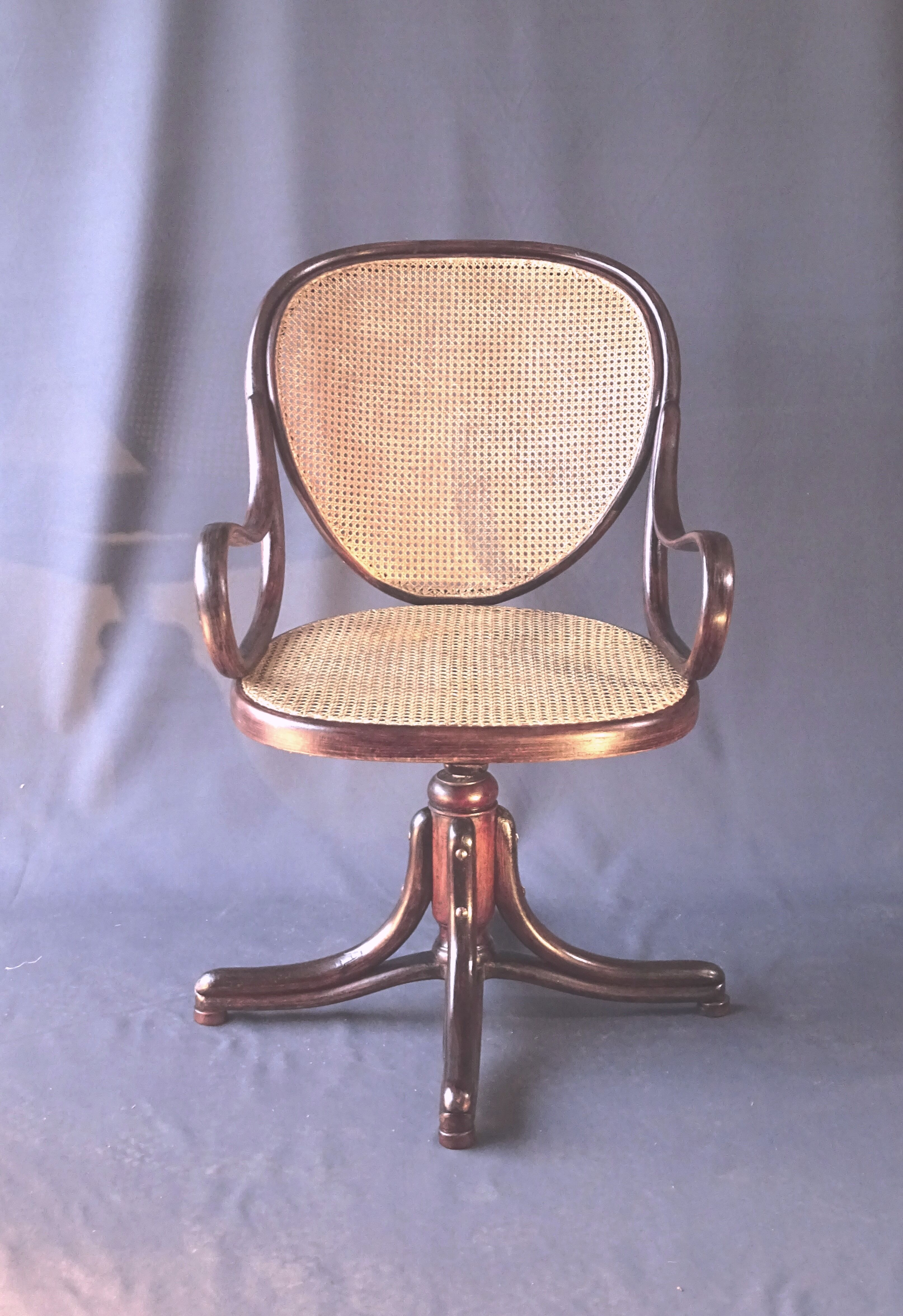 Office screw chair by Thonet 1880