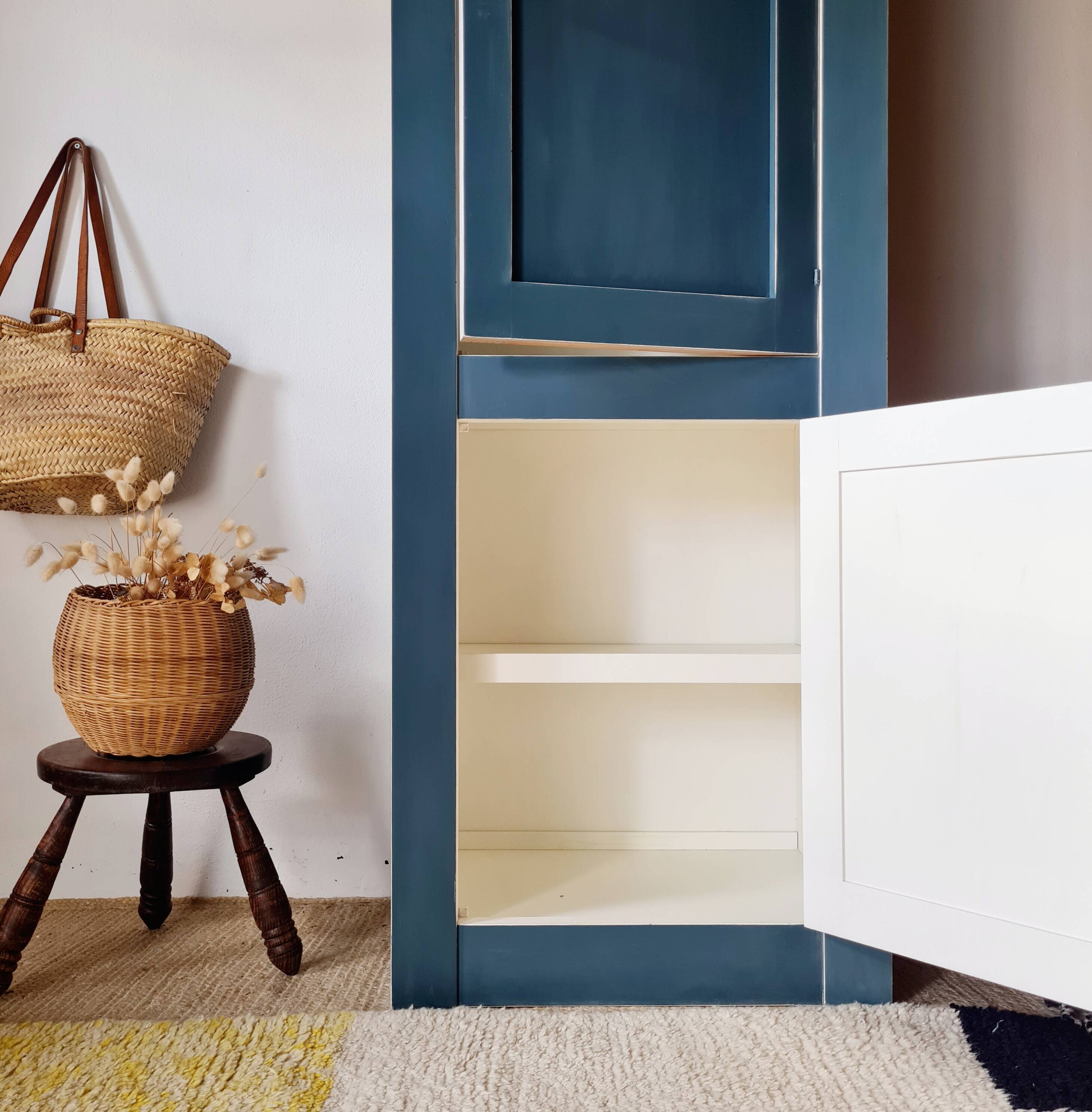 Armoire type parisienne haute étroite – Bleu Paon & Intérieur crème