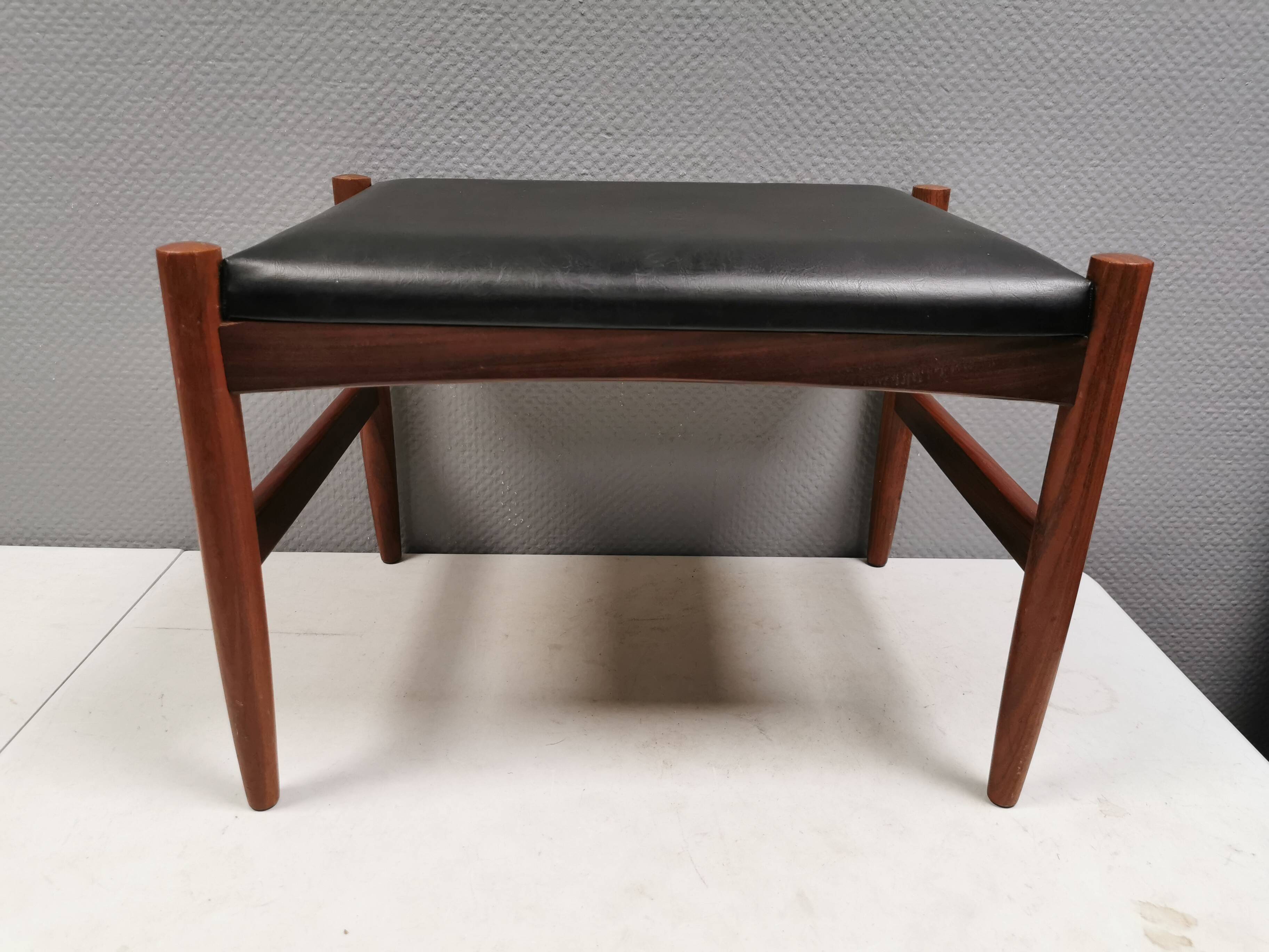 Pouf danois en teck et simili cuir noir 'Skai', années 1960-70.