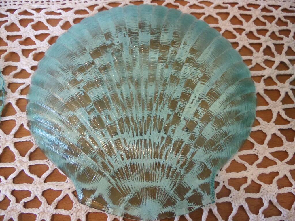 Set of 8 green glass shell plates +1 small
