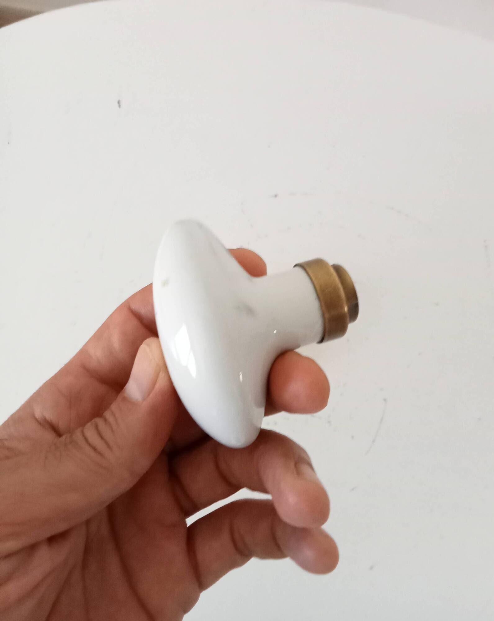 Pair of vintage door handles in porcelain and brass.