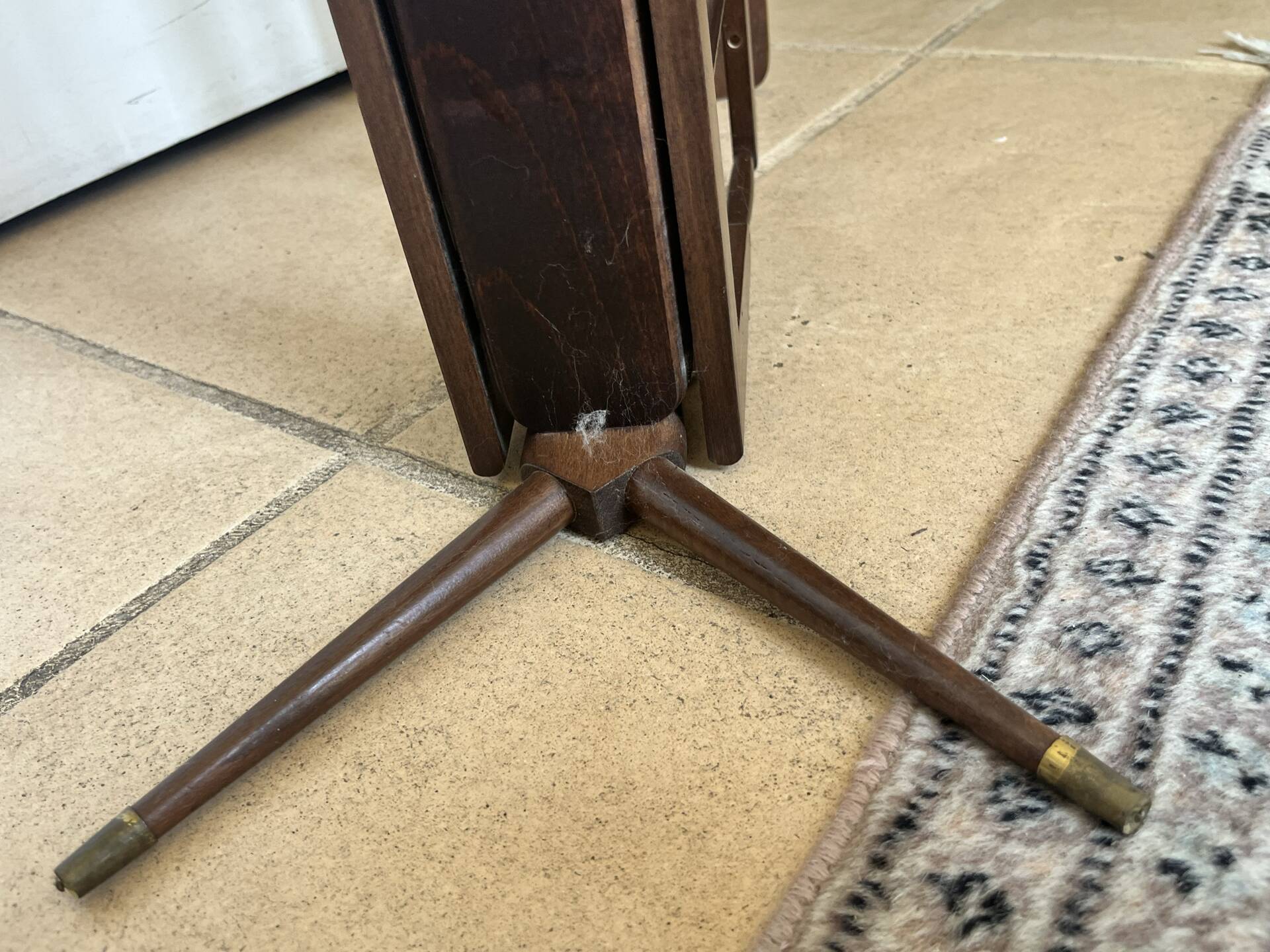 Folding magazine rack with shelf