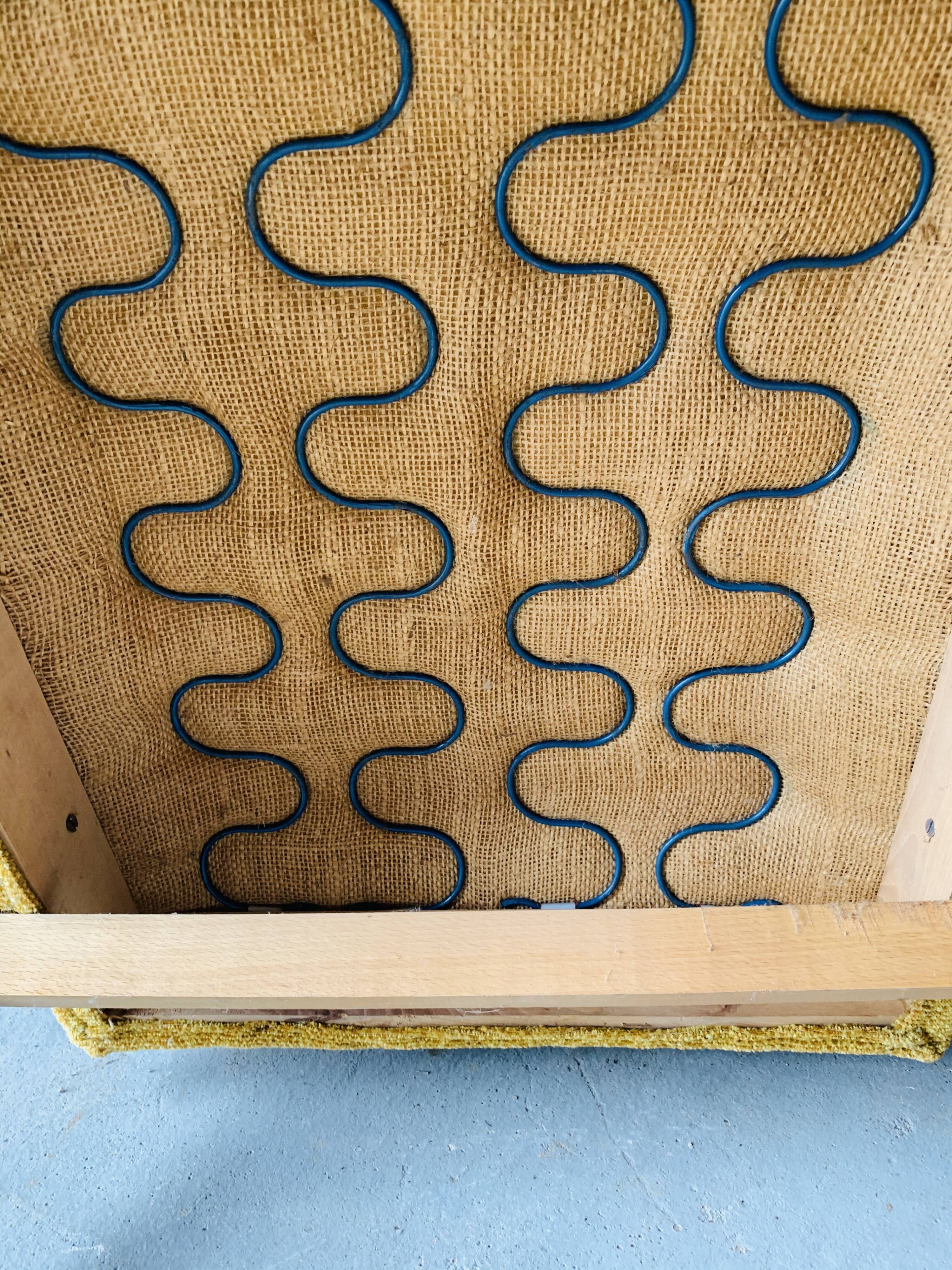 Fauteuil moutarde - bois et velours