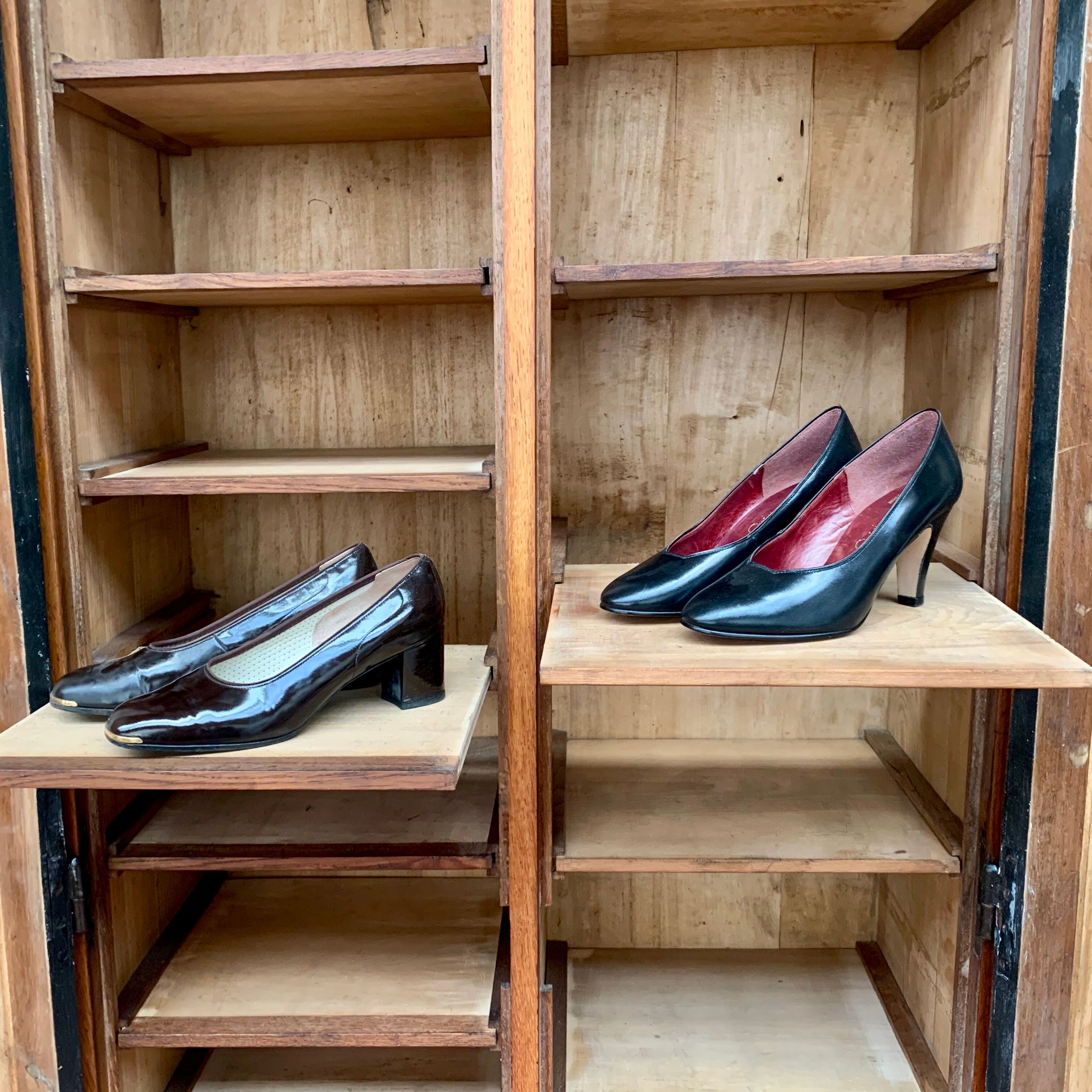 Armoire parisienne vintage à 2 portes meuble à chaussures