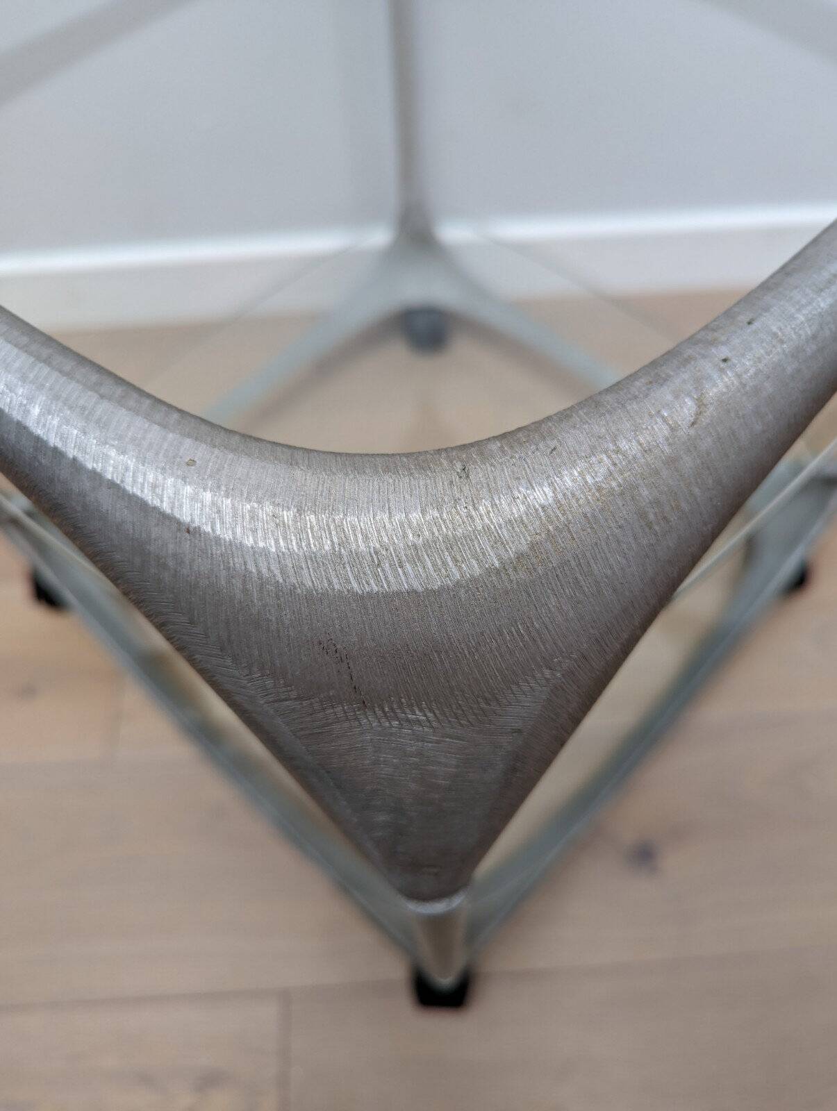 Table d'appoint du milieu du siècle par Lorenzo Burchiellaro en aluminium avec des étagères en verre.