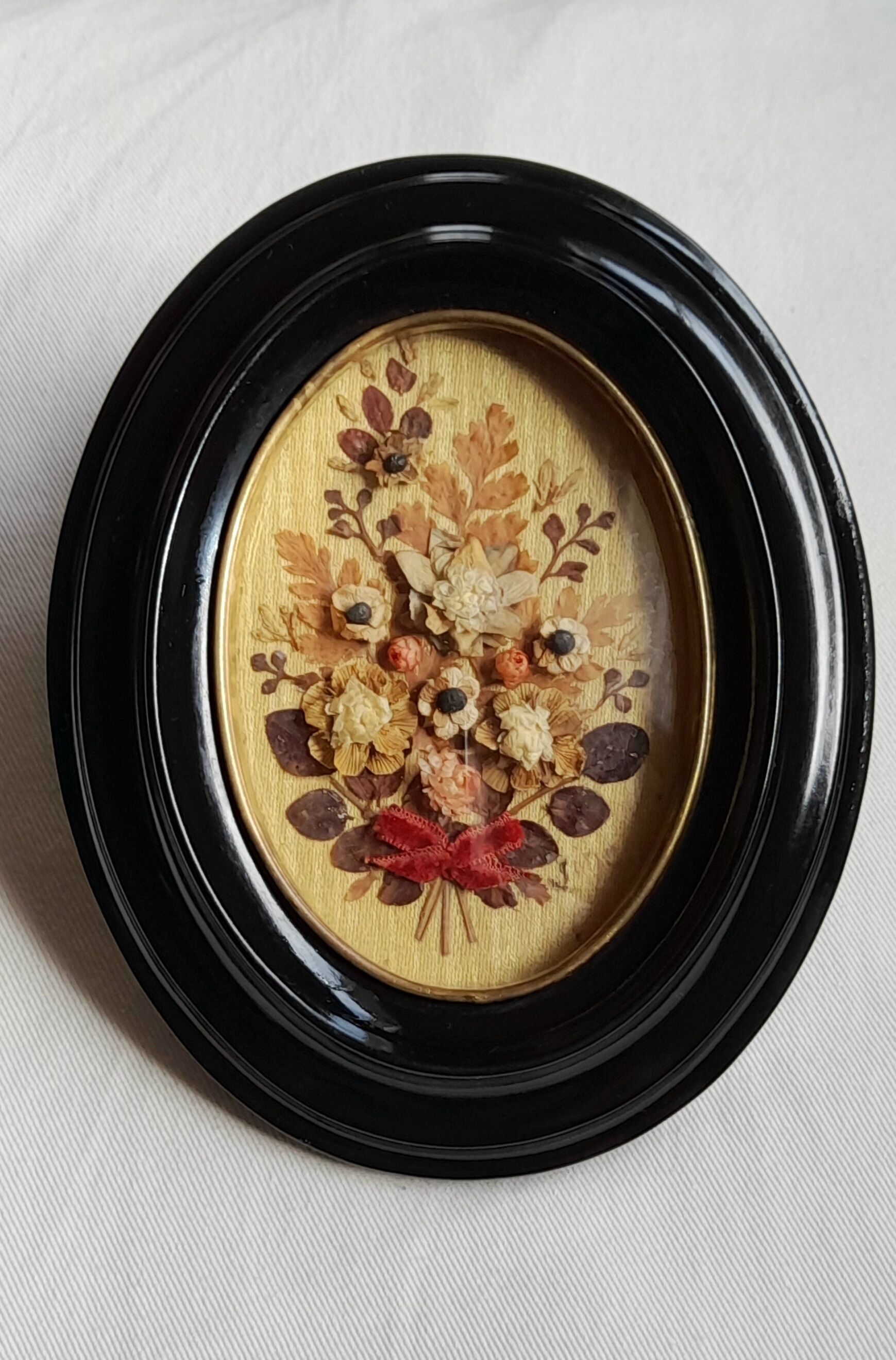 Oval frame dried flower
