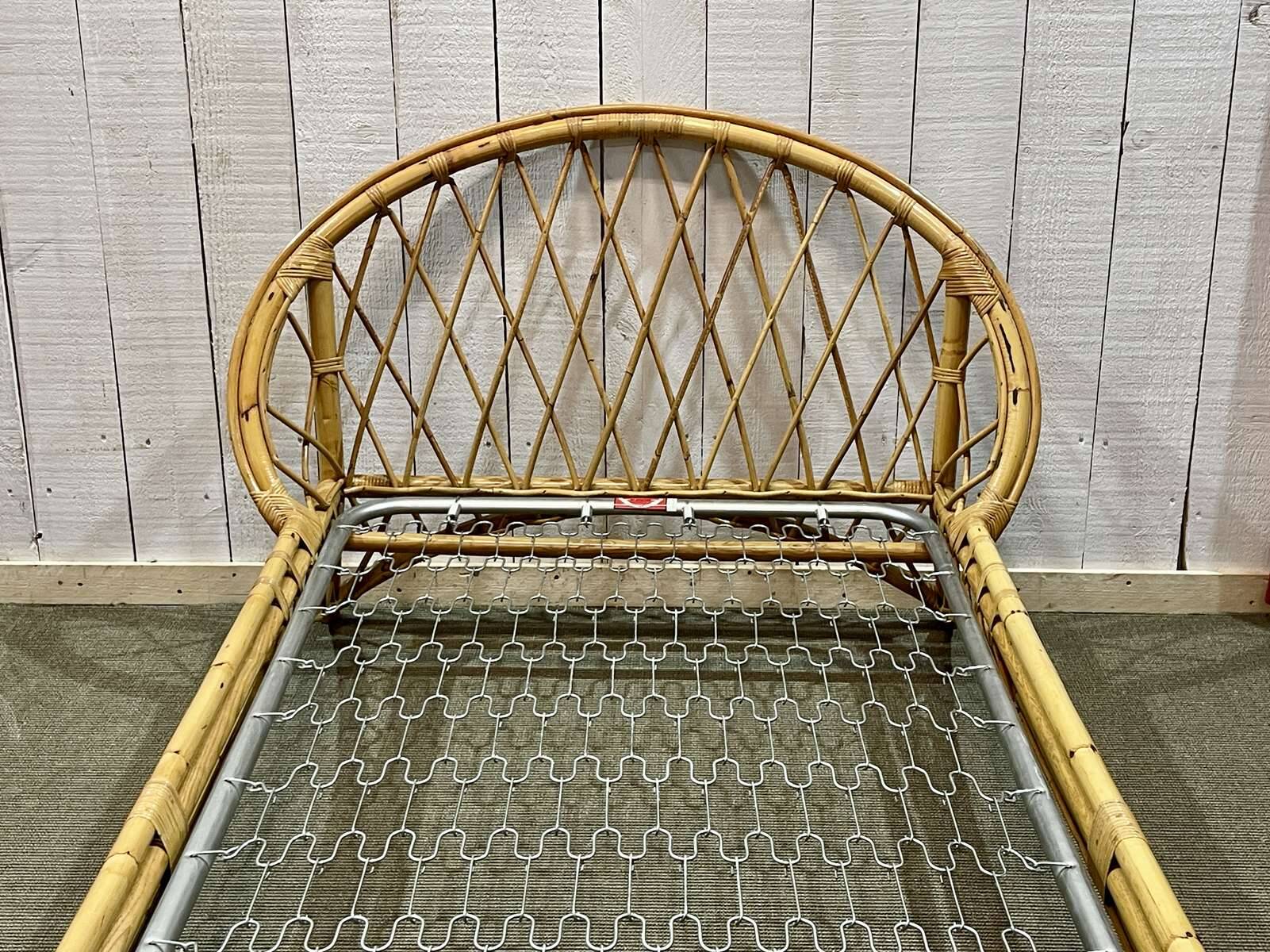 Lit en rotin des années 1960 avec son sommier métal.