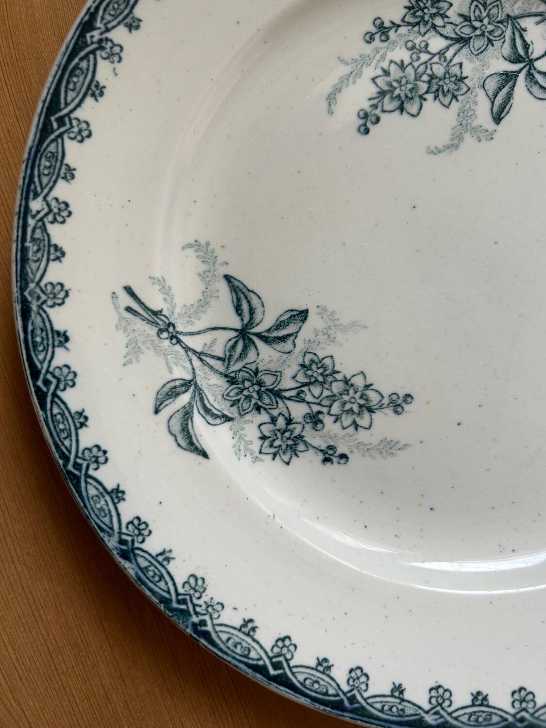 Series of 3 old flat plates “Terre de Fer”