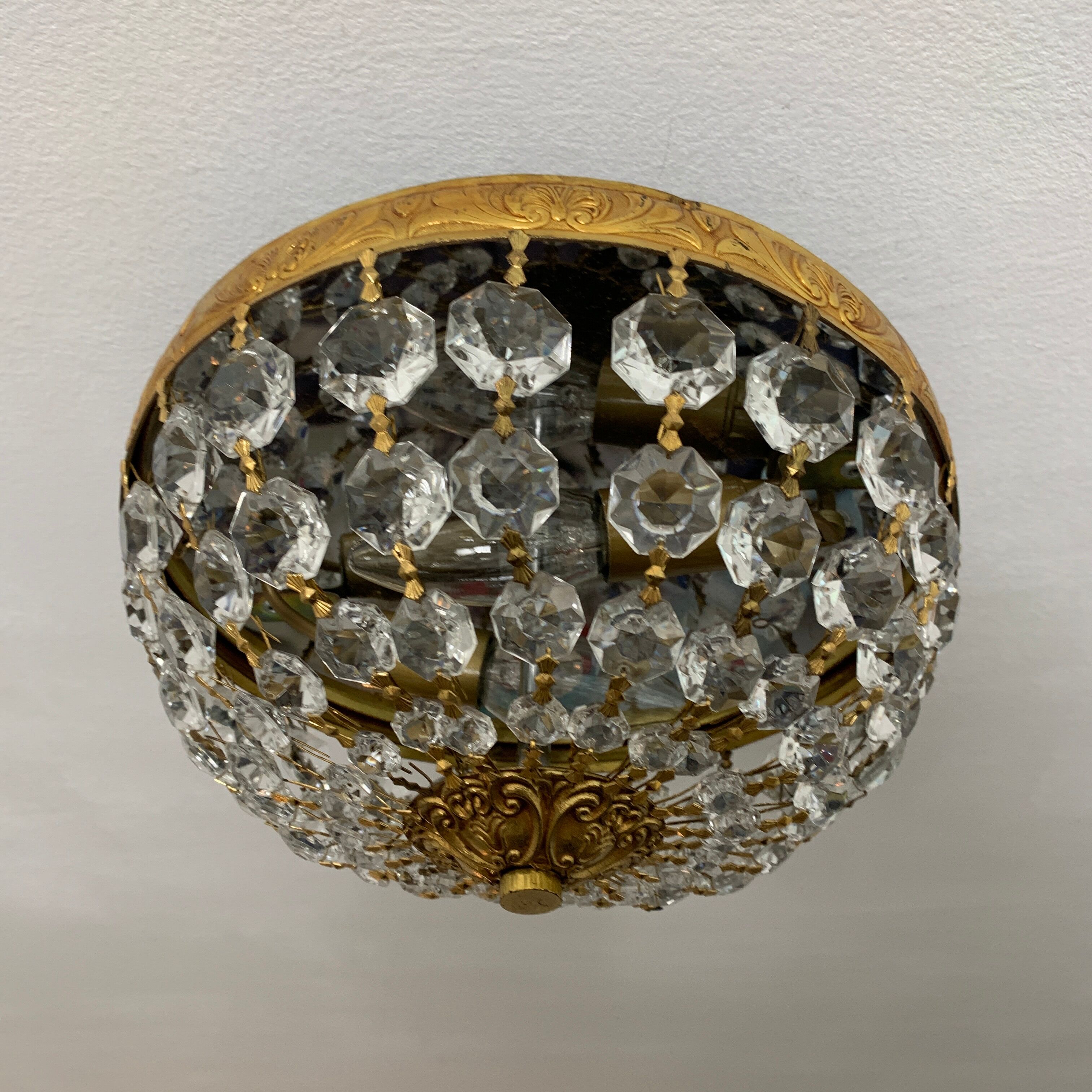 Ceiling lamp basket with faceted tassels