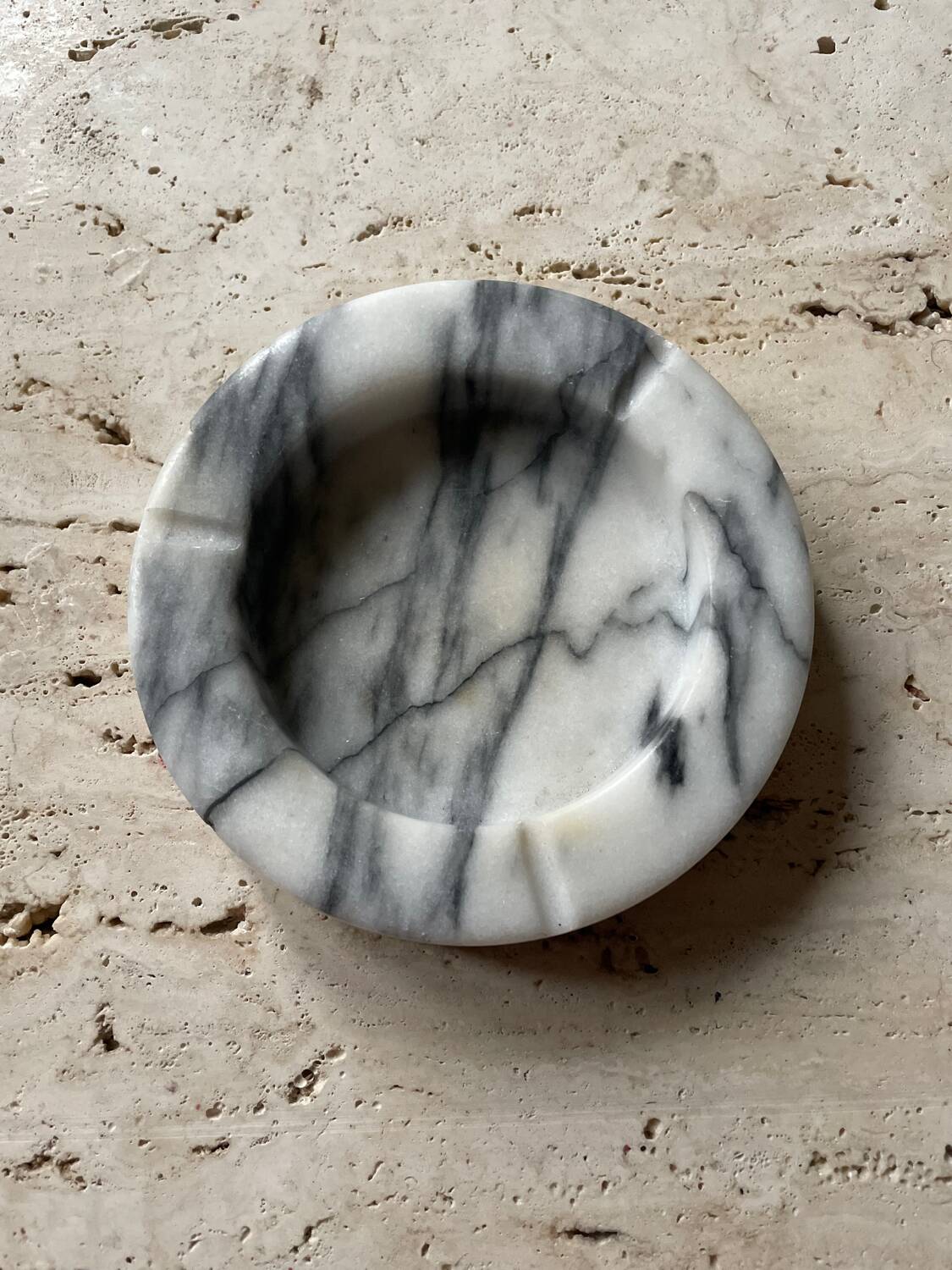 Large round ashtray in white and grey marble