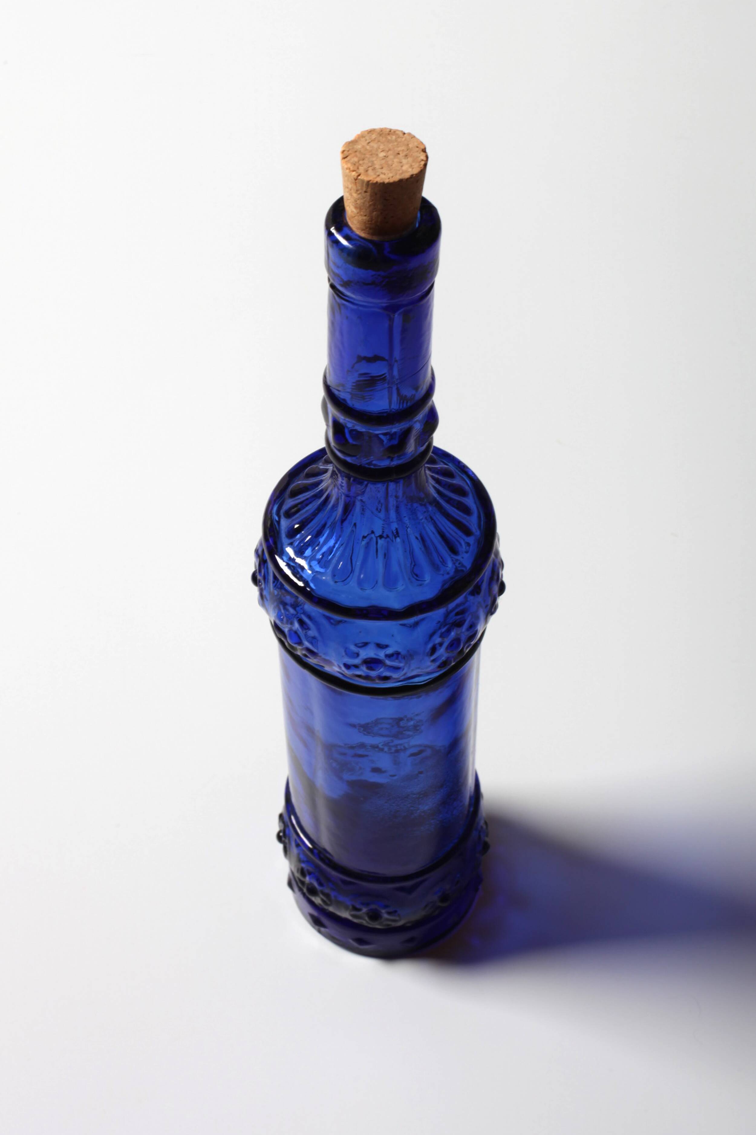 Bouteille décorative en verre bleu cobalt avec bouchon en liège / Espagne / Années 1990