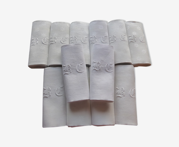 12 serviettes anciennes en damassé à décor d'étoiles brodées du monogramme bc